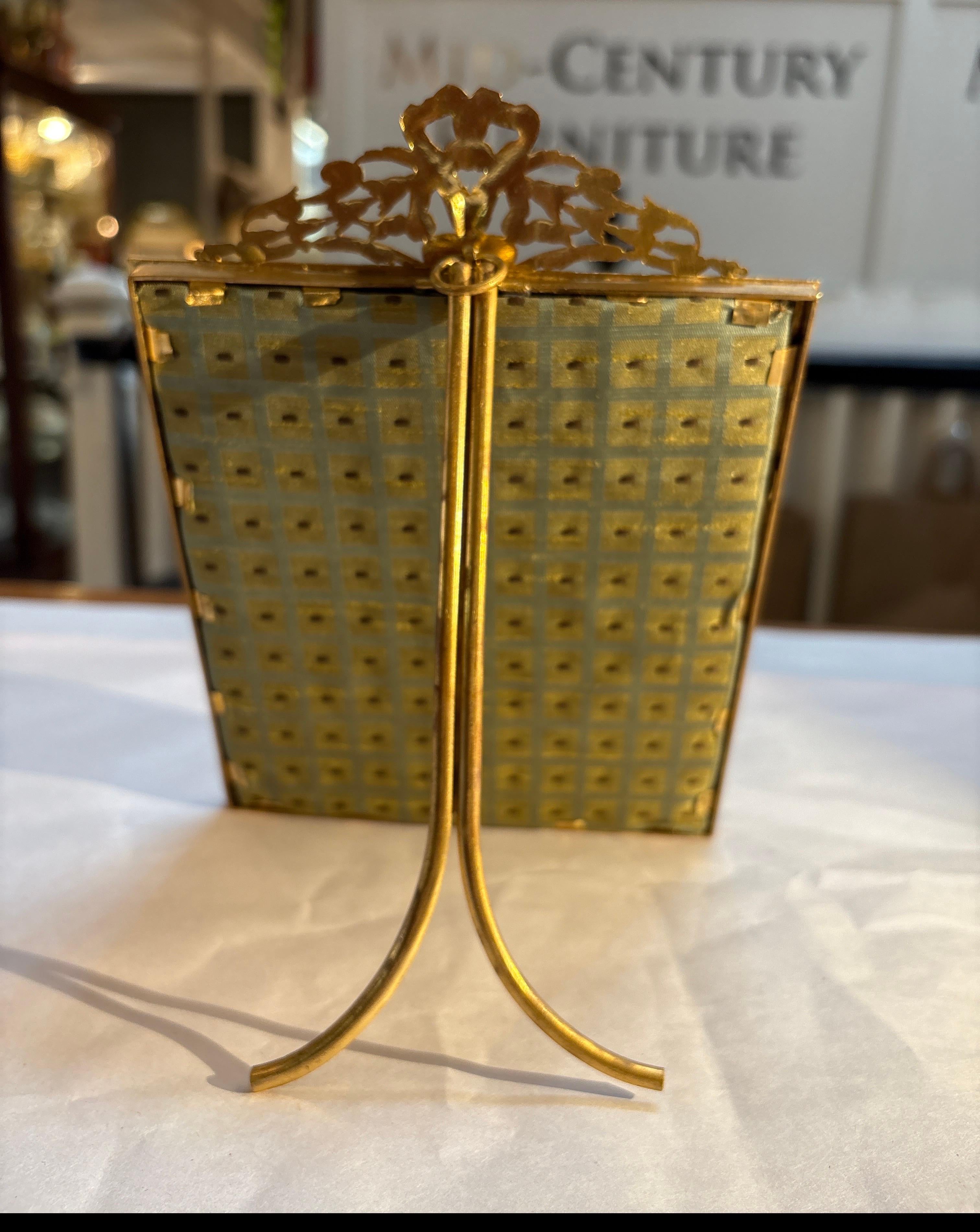 Doré Cadre photo sur pied en bronze doré français de l'AGE. en vente