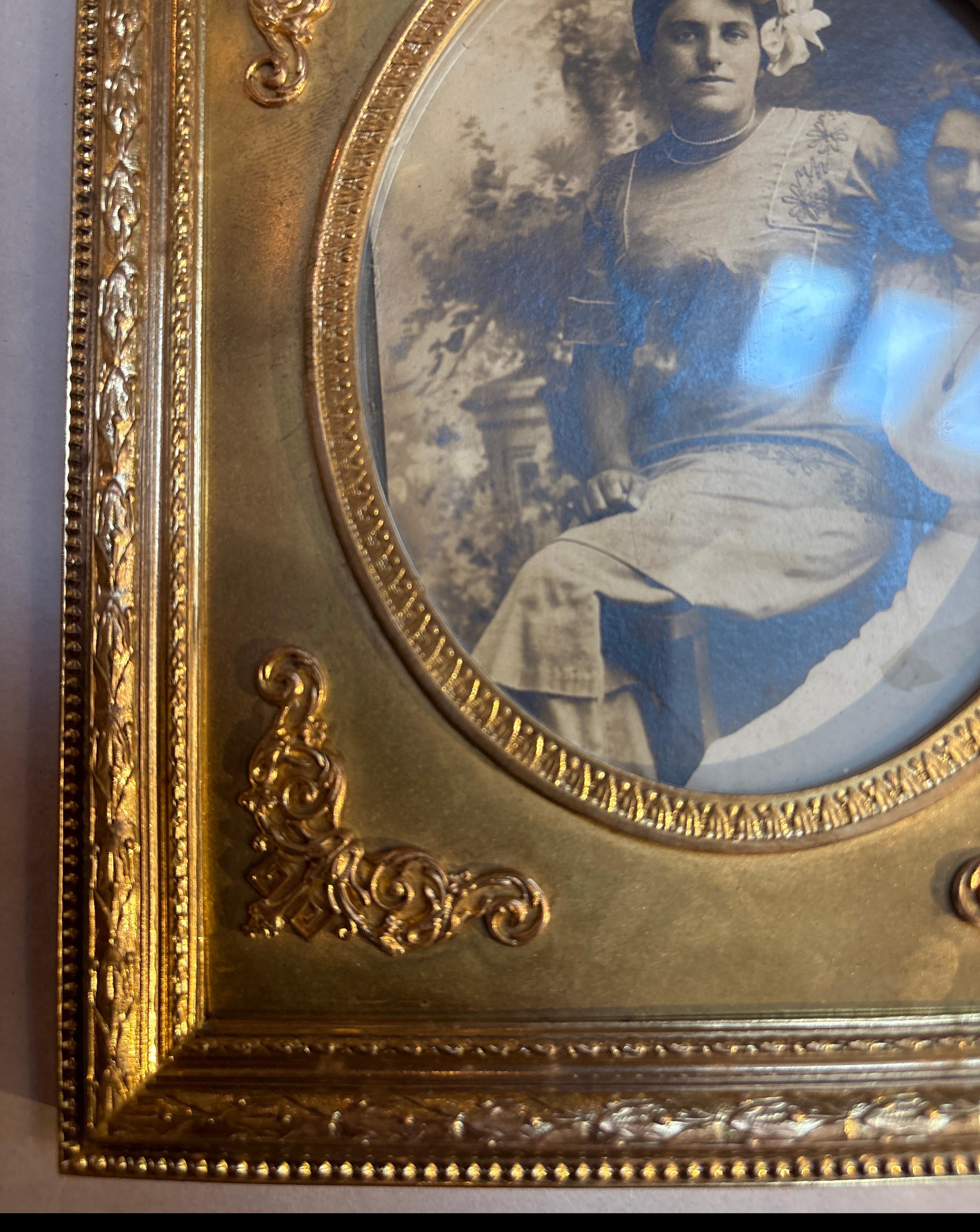 Cadre photo sur pied en bronze doré français de l'AGE. Bon état - En vente à Lambertville, NJ