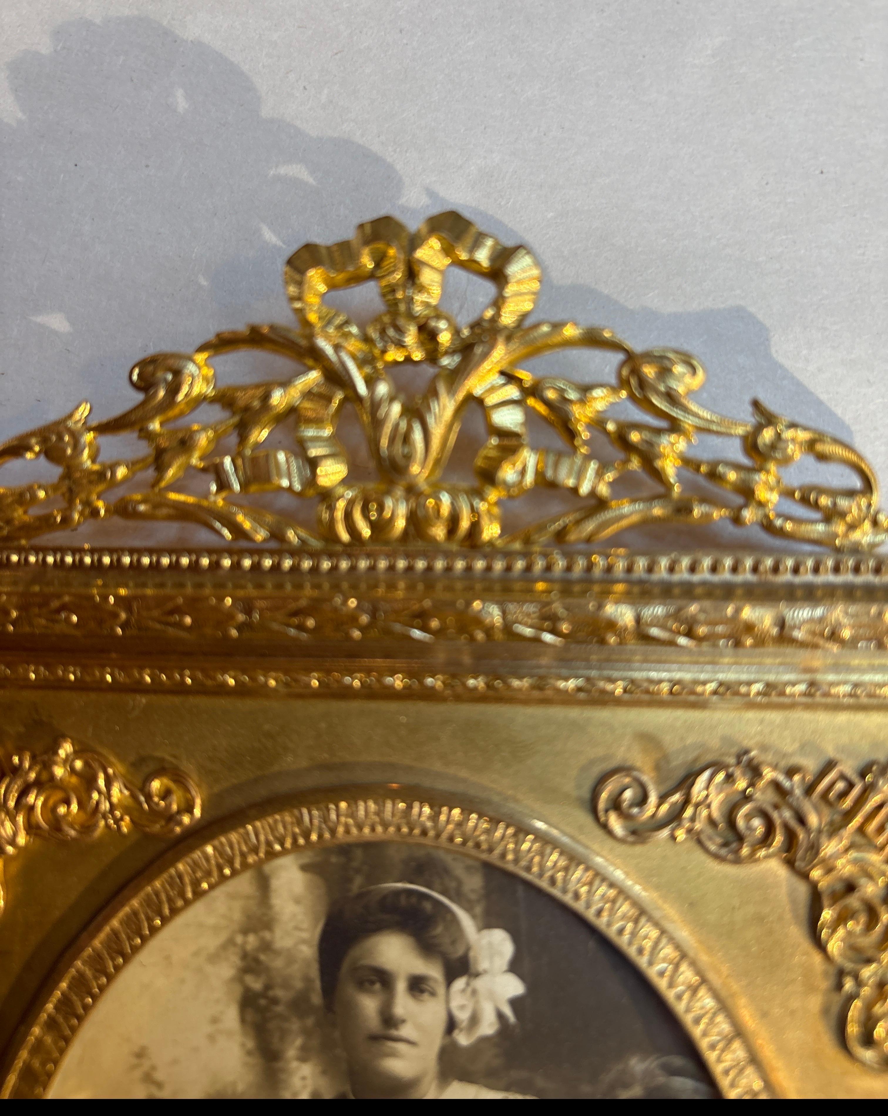 Fin du XIXe siècle Cadre photo sur pied en bronze doré français de l'AGE. en vente