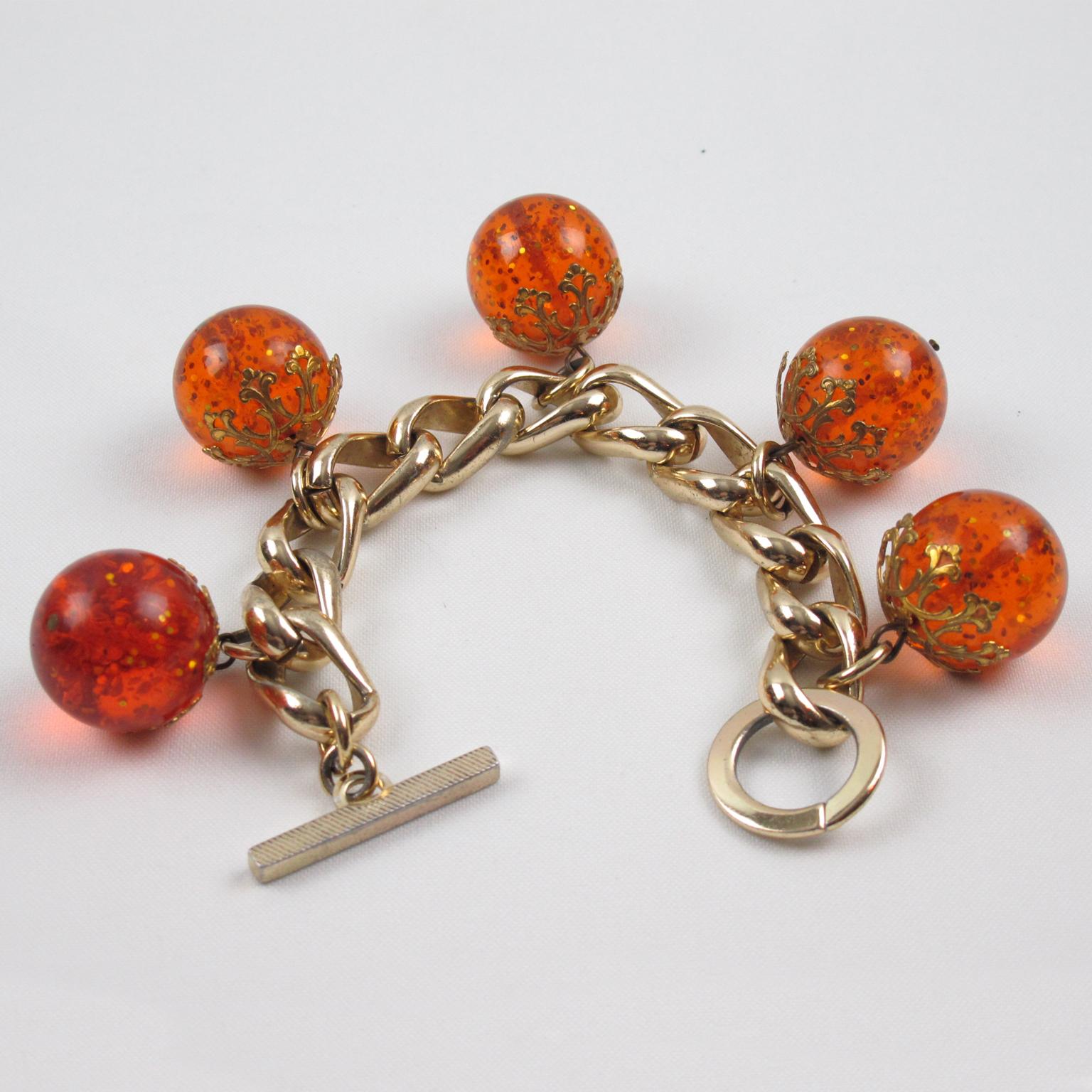 Gilded Aluminum and Prystal Orangeade Bakelite Beads Charm Bracelet In Good Condition For Sale In Atlanta, GA