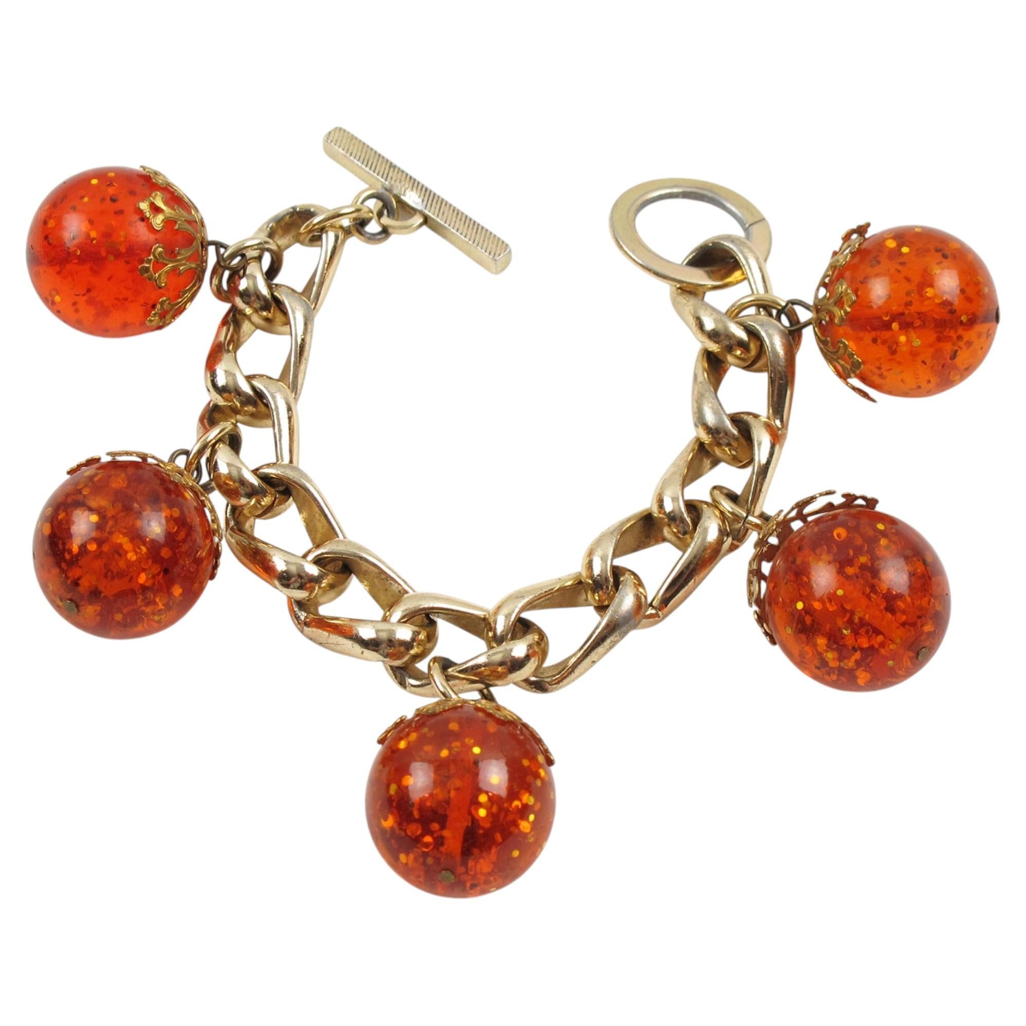 Charm-Armband aus vergoldetem Aluminium und Prystal Orangeade Bakelit mit Perlen aus Bakelit