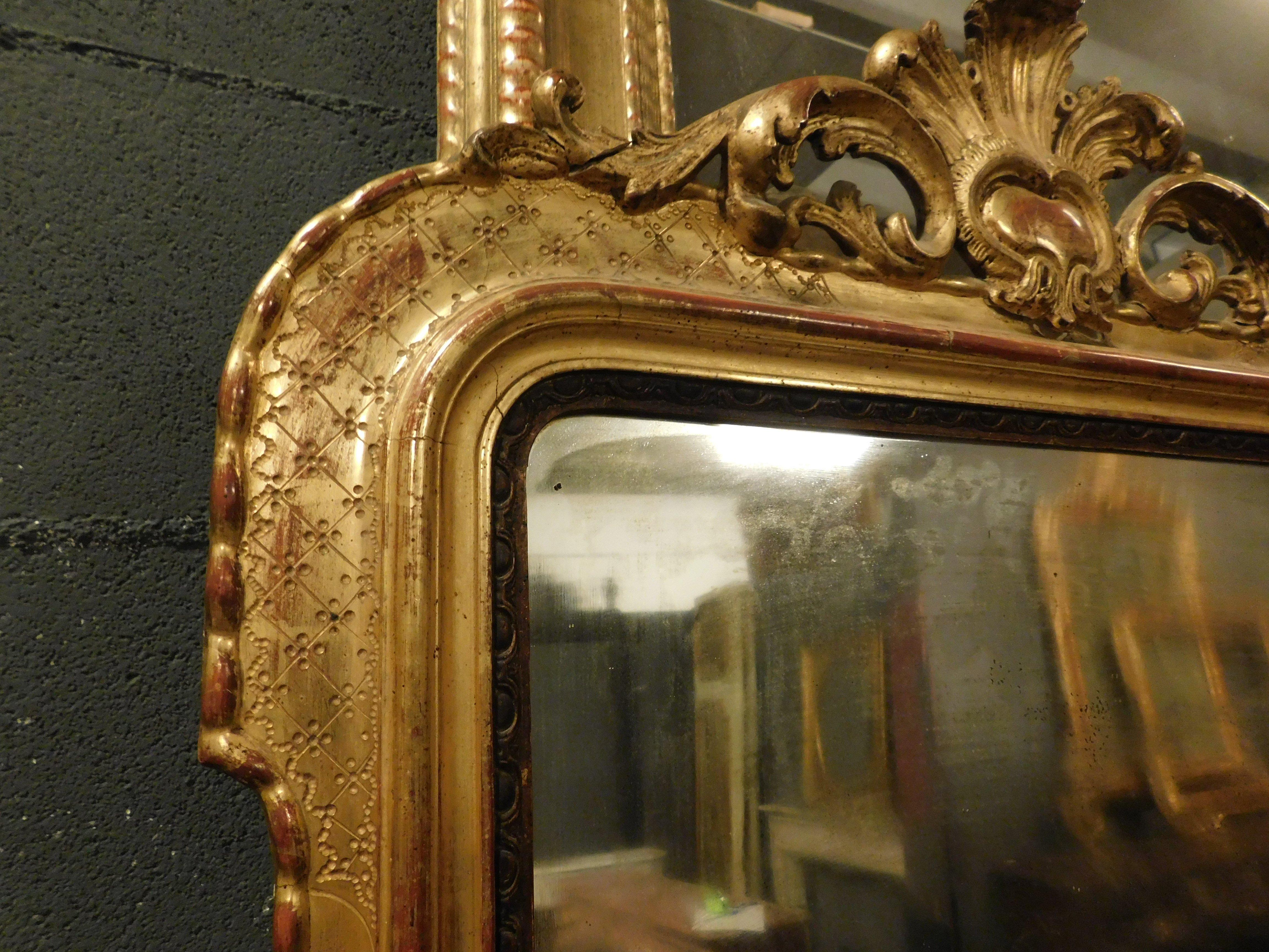 Miroir en bois doré et sculpté avec corniche, Italie en vente 3