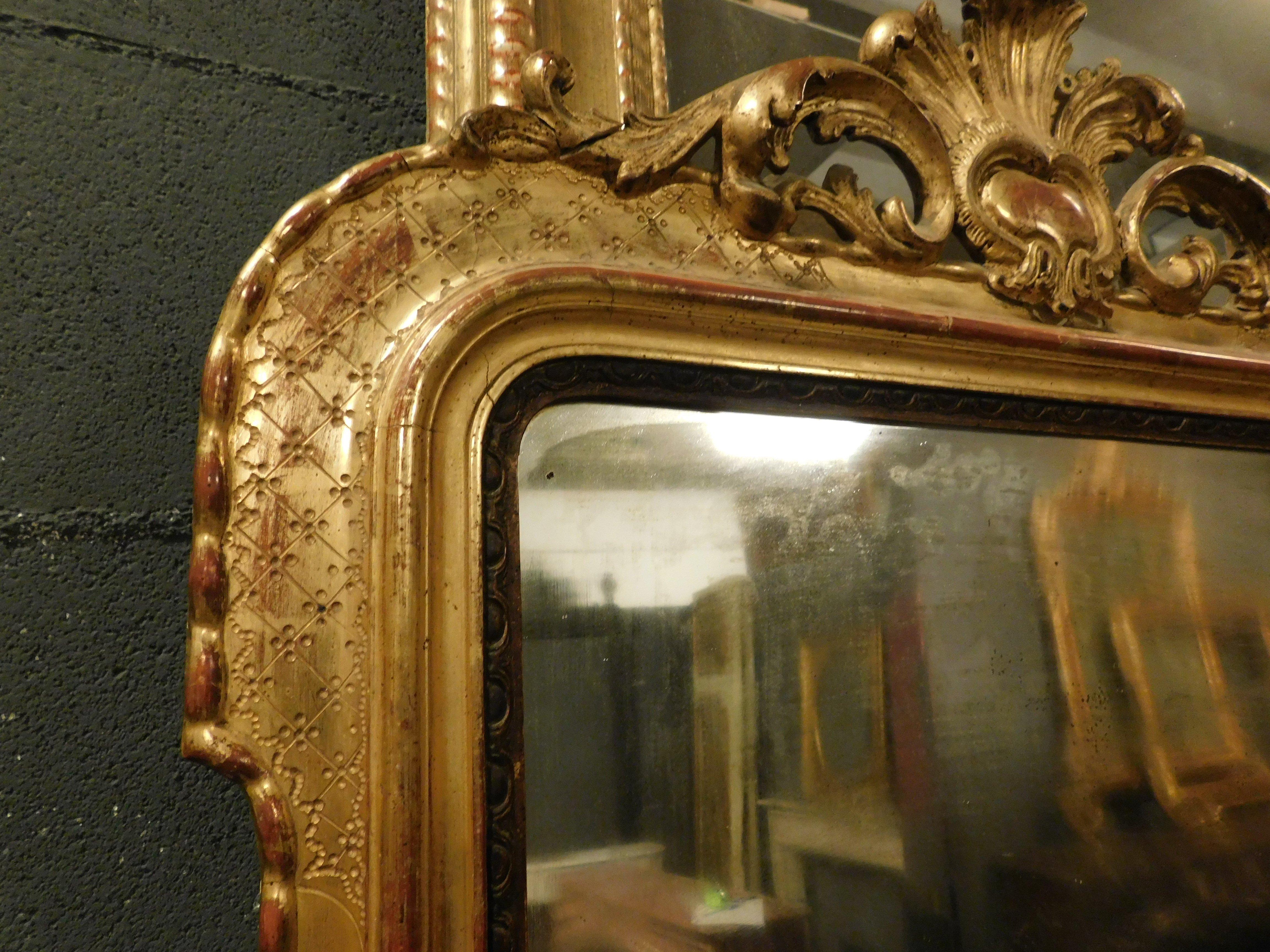 Miroir en bois doré et sculpté avec corniche, Italie en vente 4