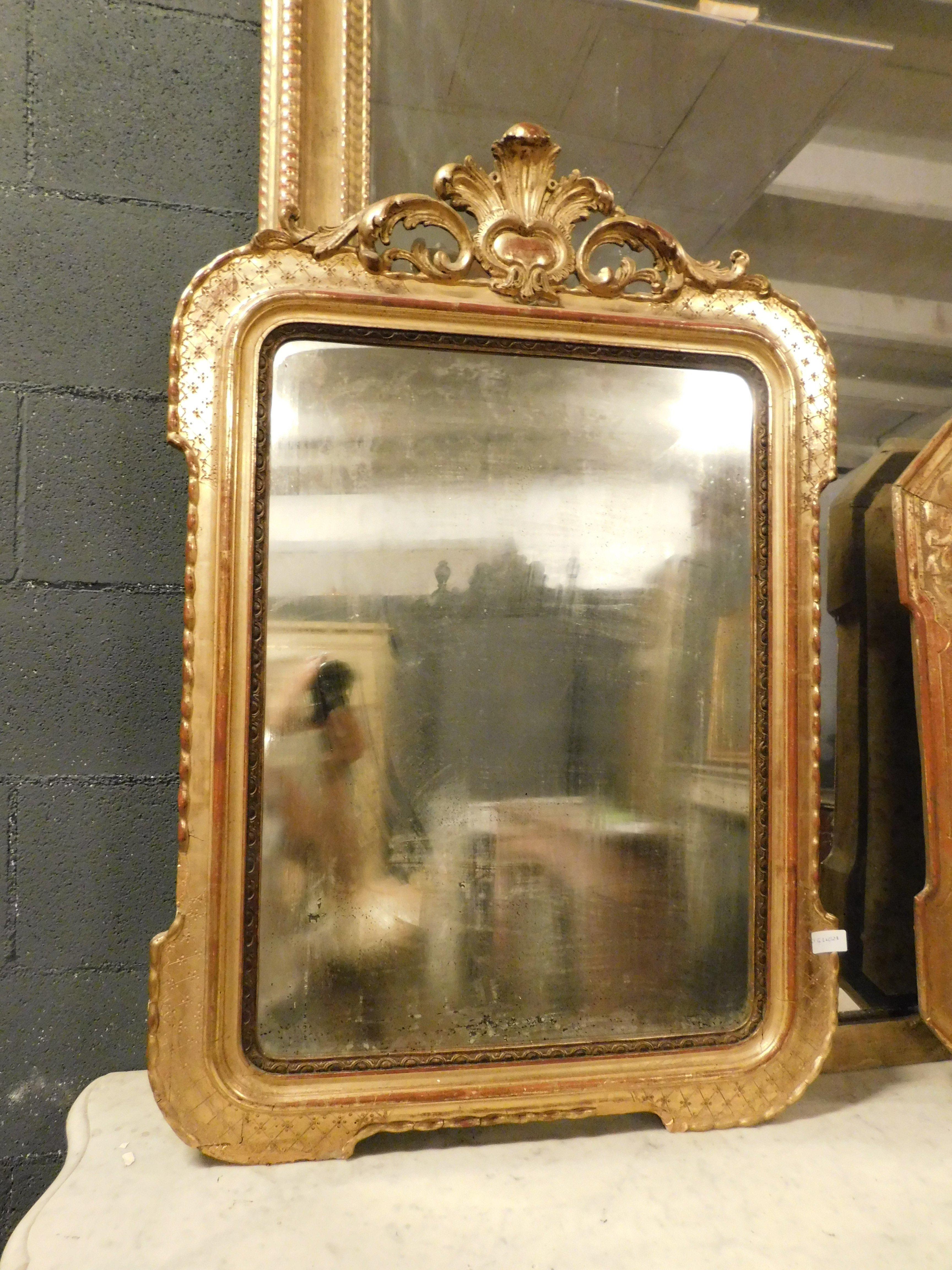 Miroir ancien en bois doré, richement sculpté avec une frise sur la partie supérieure, originaire d'Italie, original du 19ème siècle. Dimensions : L 65 x H 95 cm.