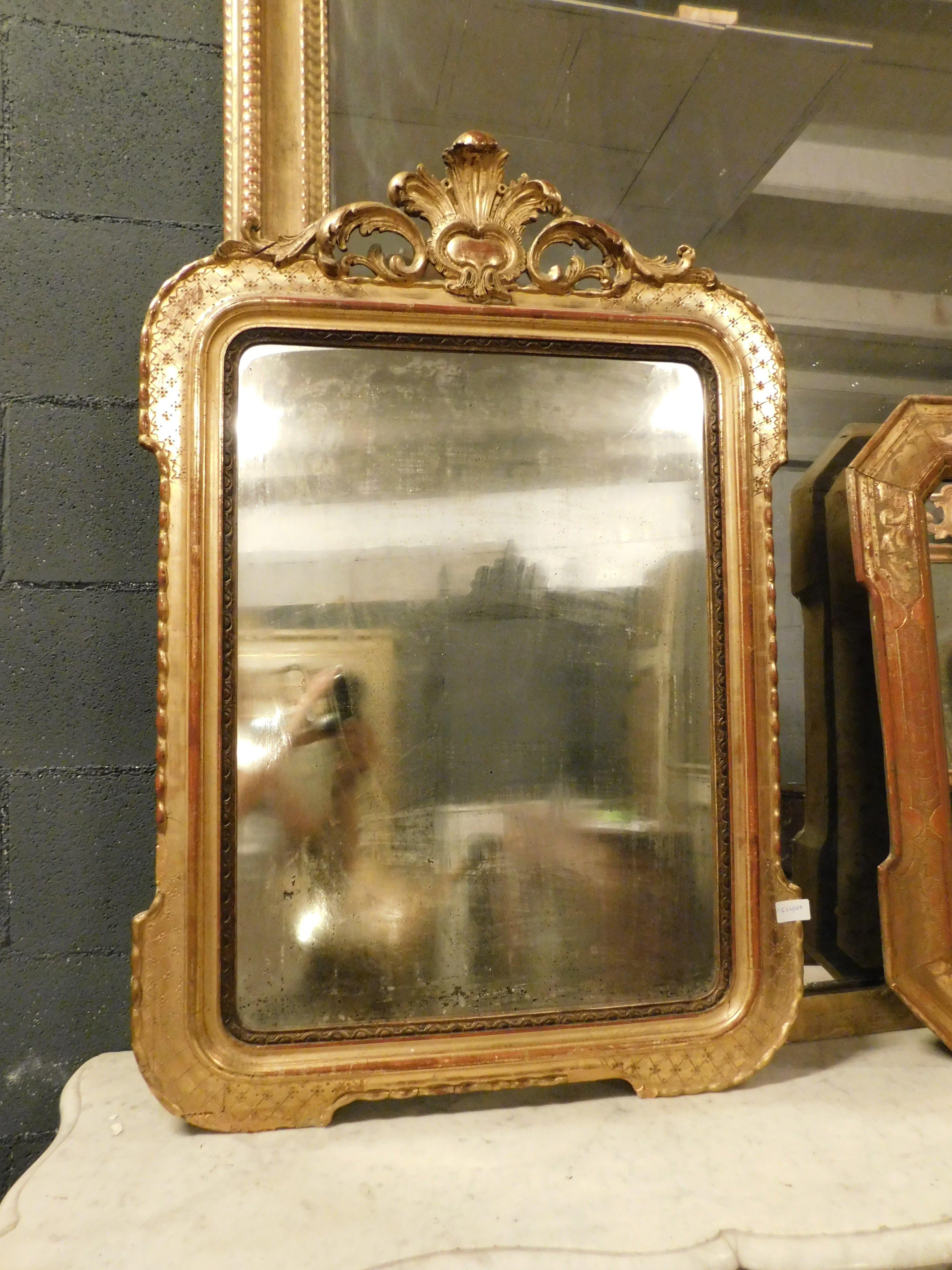italien Miroir en bois doré et sculpté avec corniche, Italie en vente