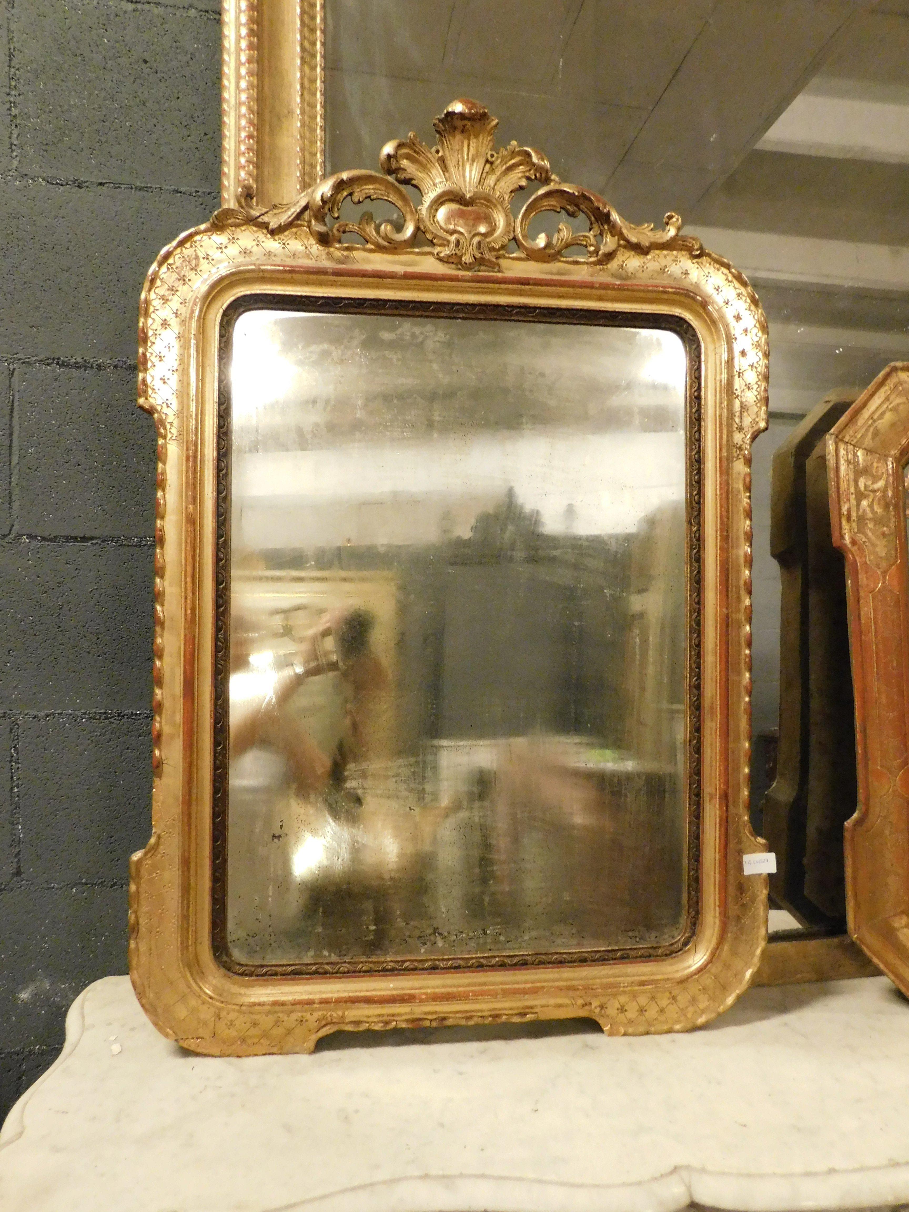 Miroir en bois doré et sculpté avec corniche, Italie Bon état - En vente à Cuneo, Italy (CN)