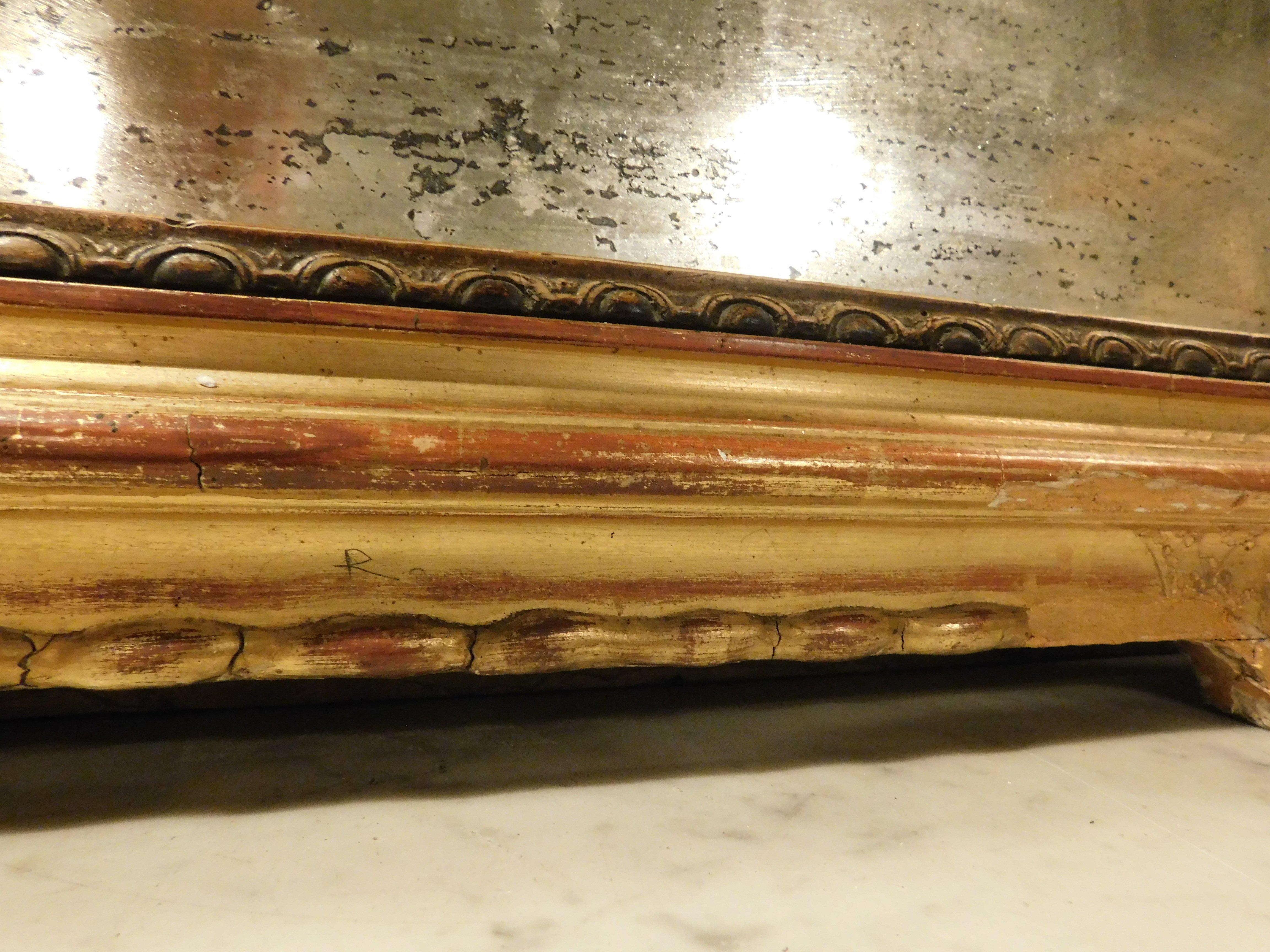 Peuplier Miroir en bois doré et sculpté avec corniche, Italie en vente