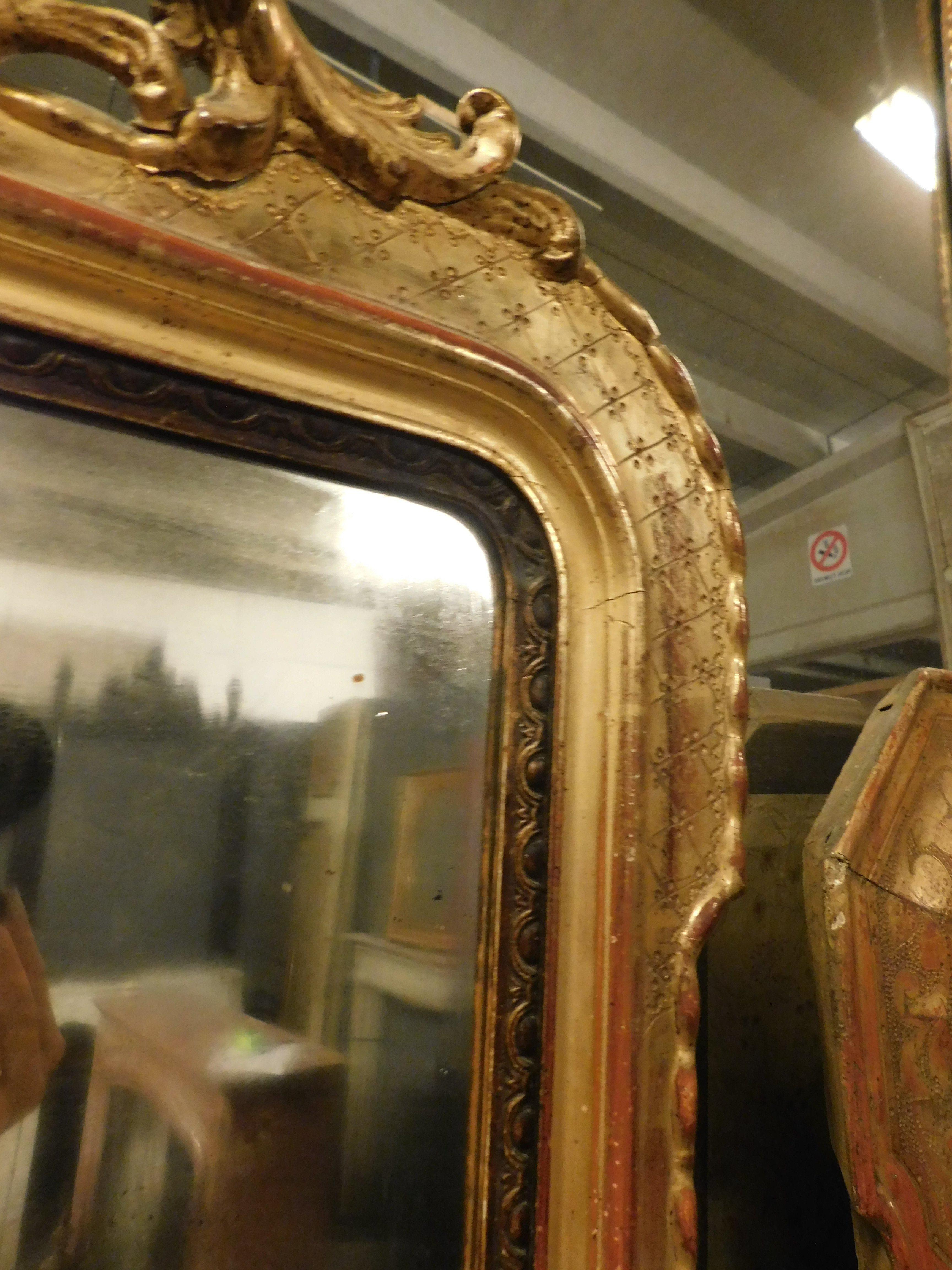 Miroir en bois doré et sculpté avec corniche, Italie en vente 1