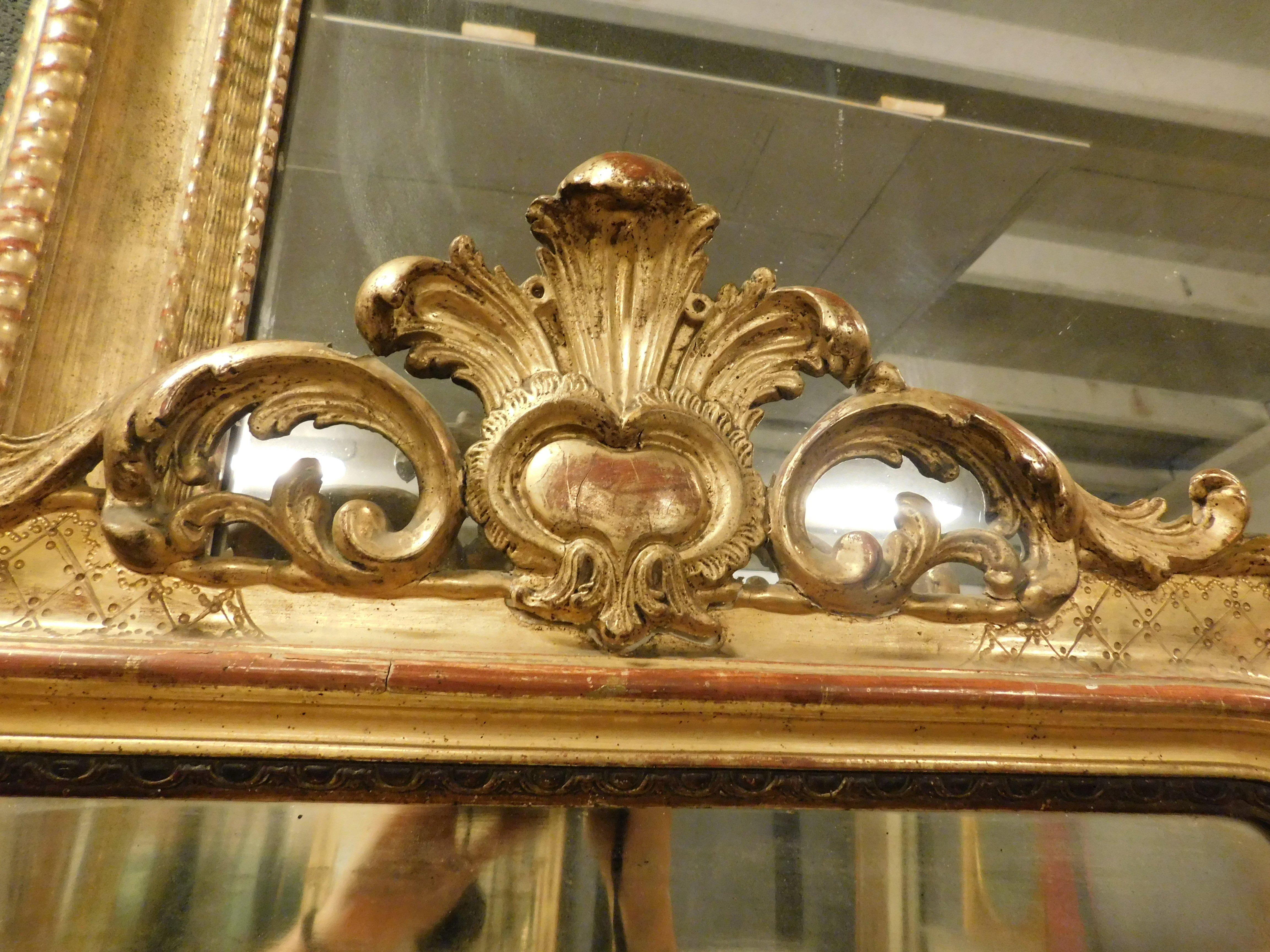 Miroir en bois doré et sculpté avec corniche, Italie en vente 2
