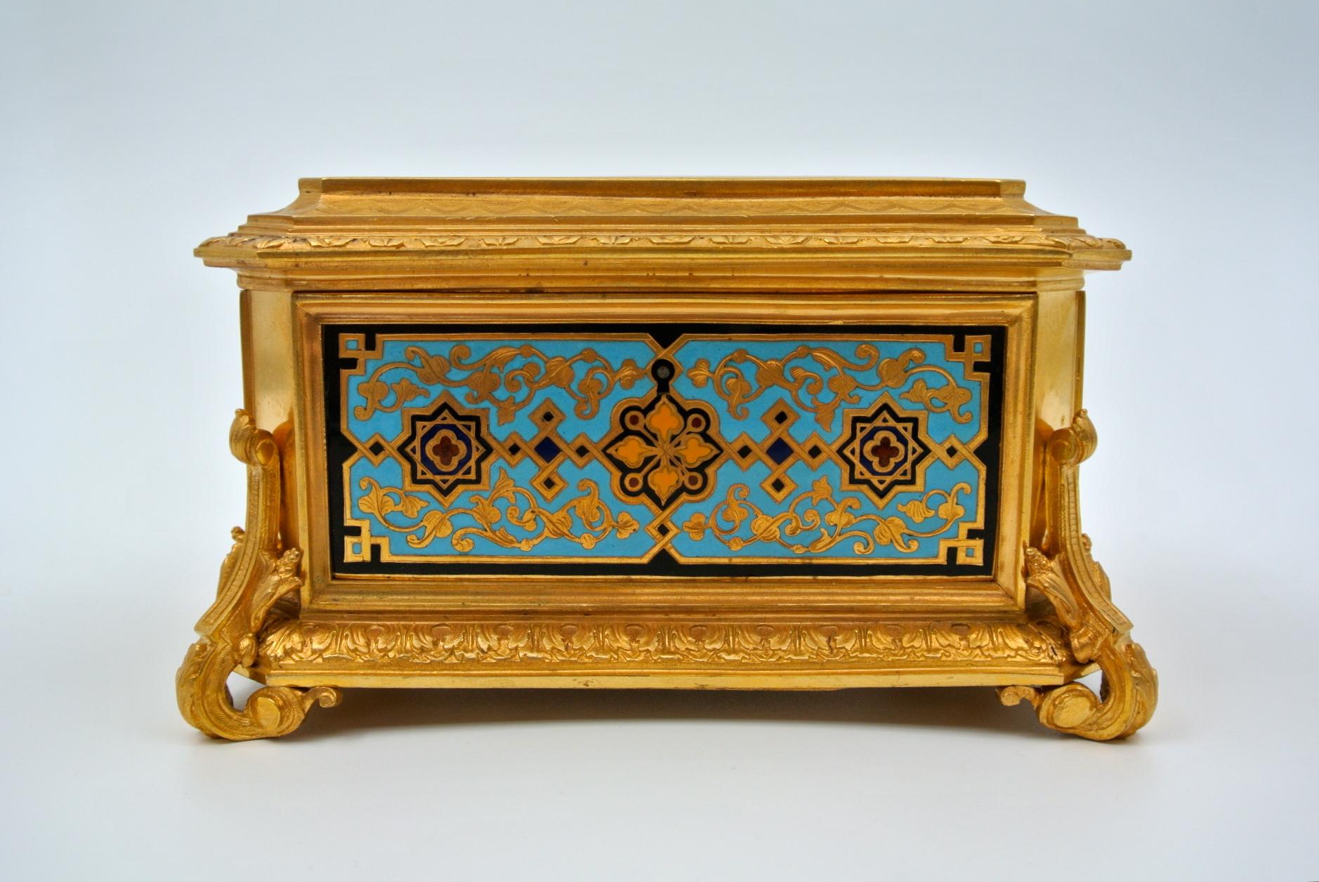 Gilded and enameled bronze box, velvet interior, signed TAHAN, R De La Paix, 19th century Napoleon III
Measures: H 11 cm, W 17.5 cm, D 13 cm.