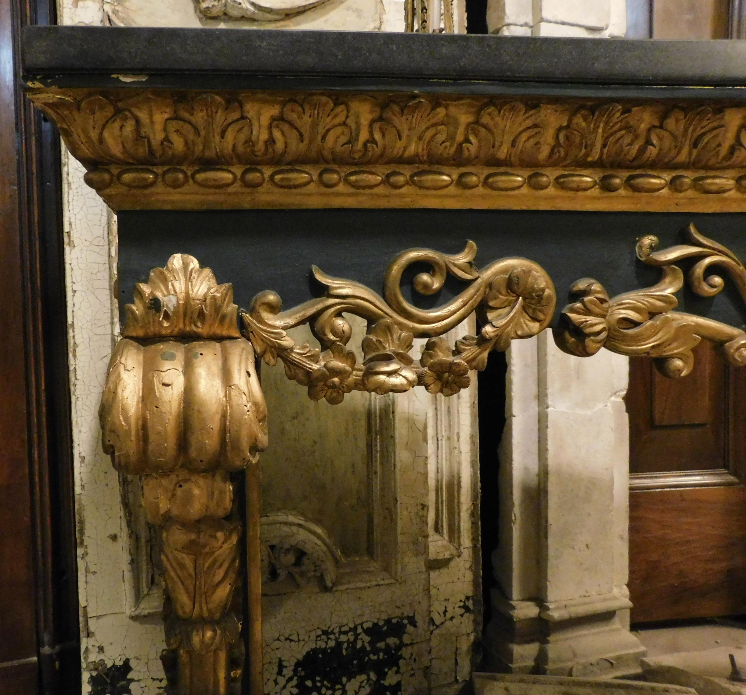 Gilded and lacquered console in richly carved wood, black marble top, Italy In Good Condition For Sale In Cuneo, Italy (CN)