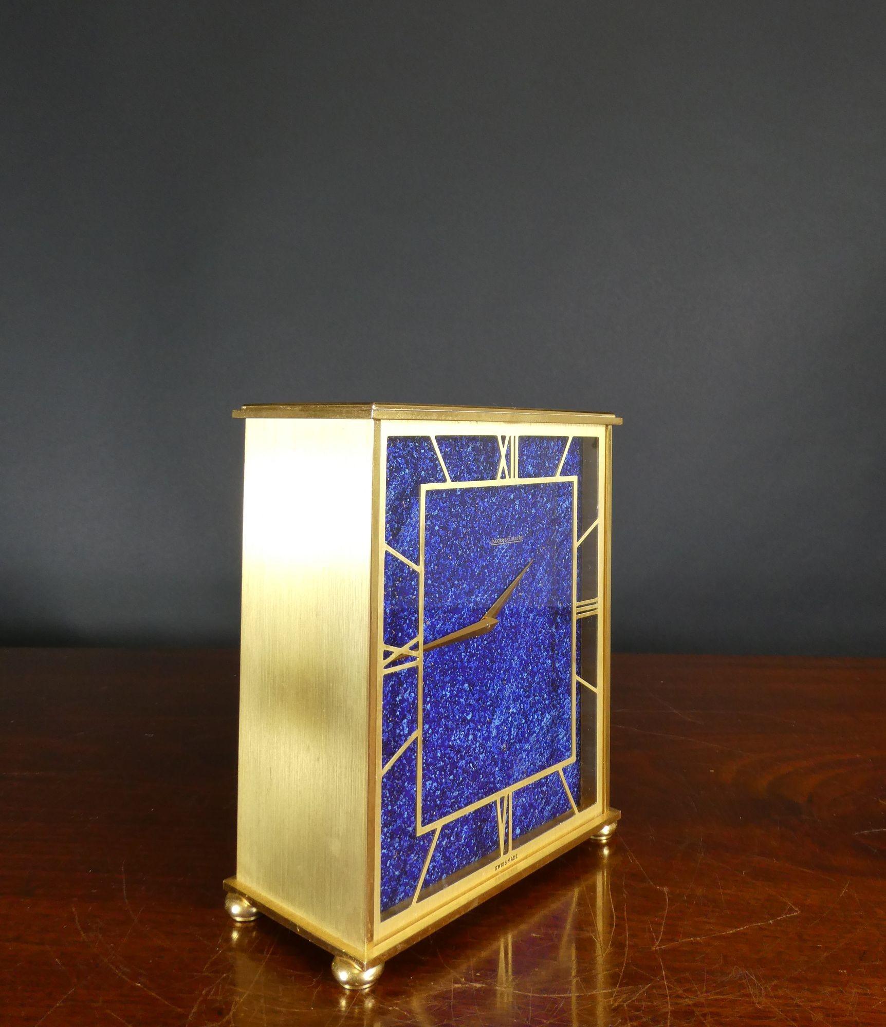 Français Pendule de cheminée dorée et lapis-lazuli de Jaeger Le Coultre en vente