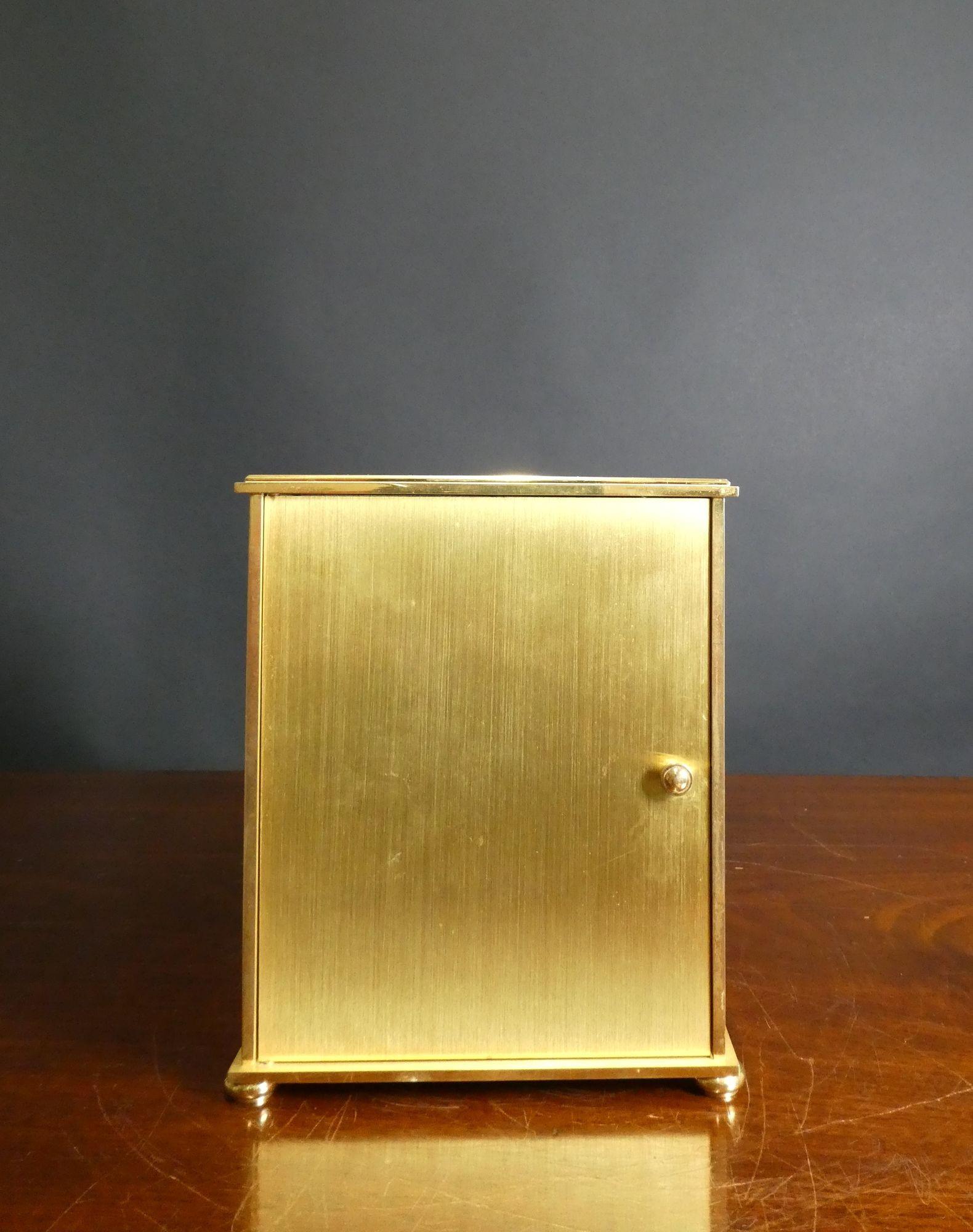 Pendule de cheminée dorée et lapis-lazuli de Jaeger Le Coultre Bon état - En vente à Norwich, GB