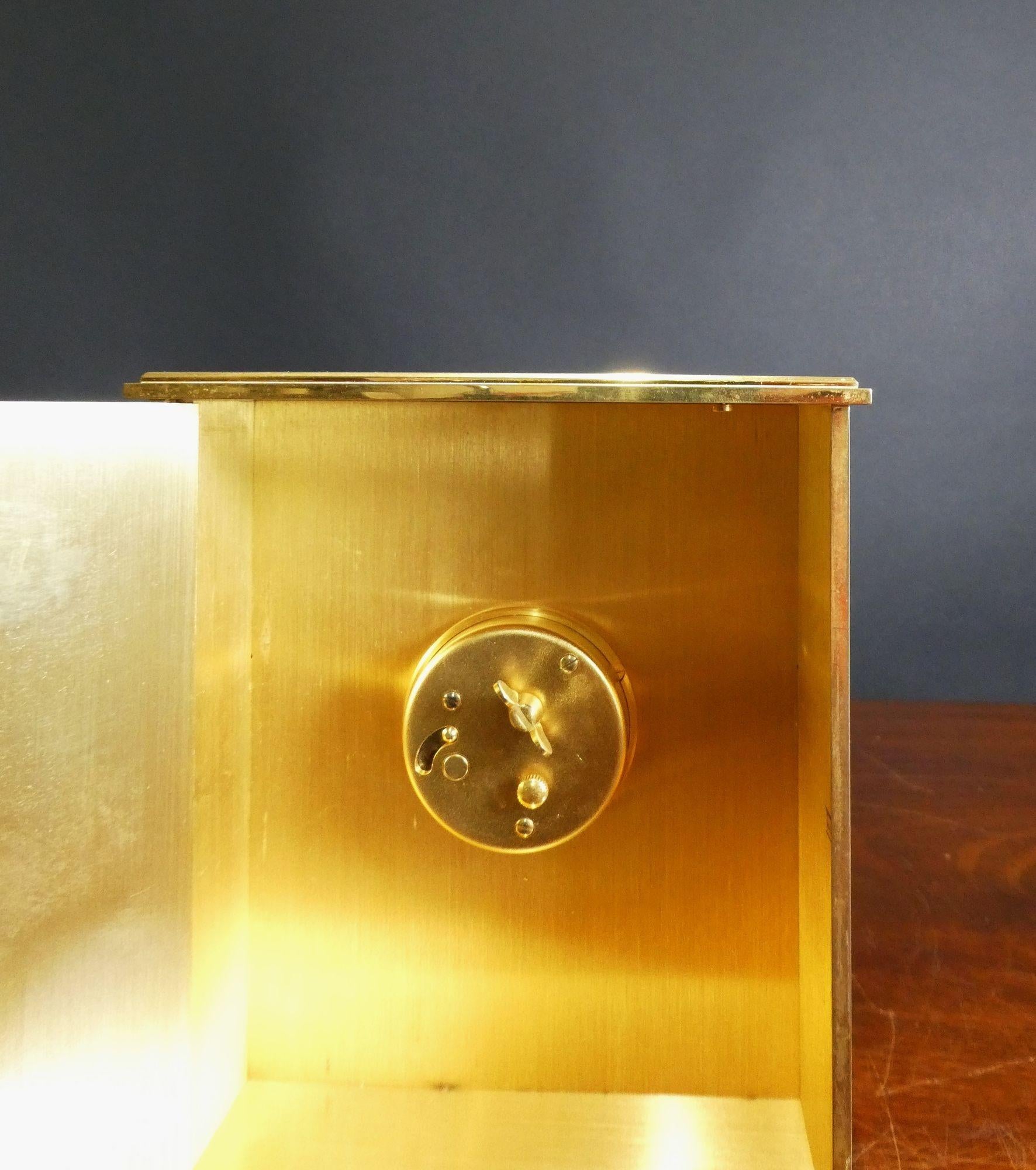 Fin du 20e siècle Pendule de cheminée dorée et lapis-lazuli de Jaeger Le Coultre en vente