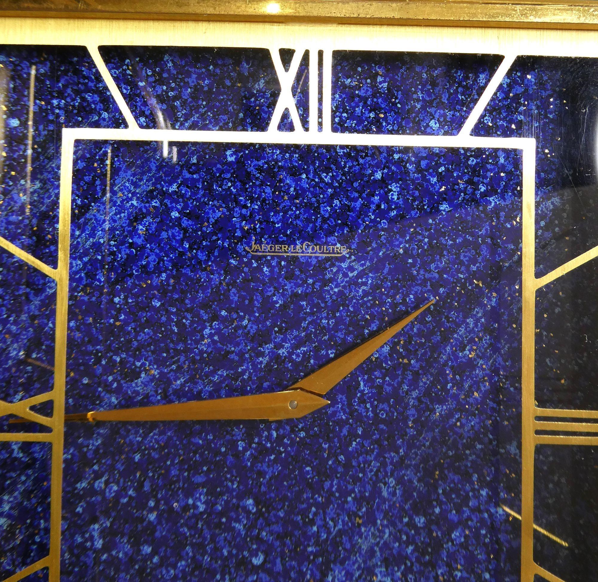 Laiton Pendule de cheminée dorée et lapis-lazuli de Jaeger Le Coultre en vente