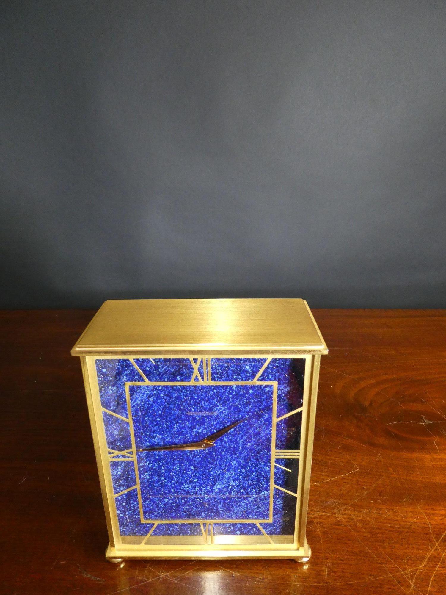 Pendule de cheminée dorée et lapis-lazuli de Jaeger Le Coultre en vente 1