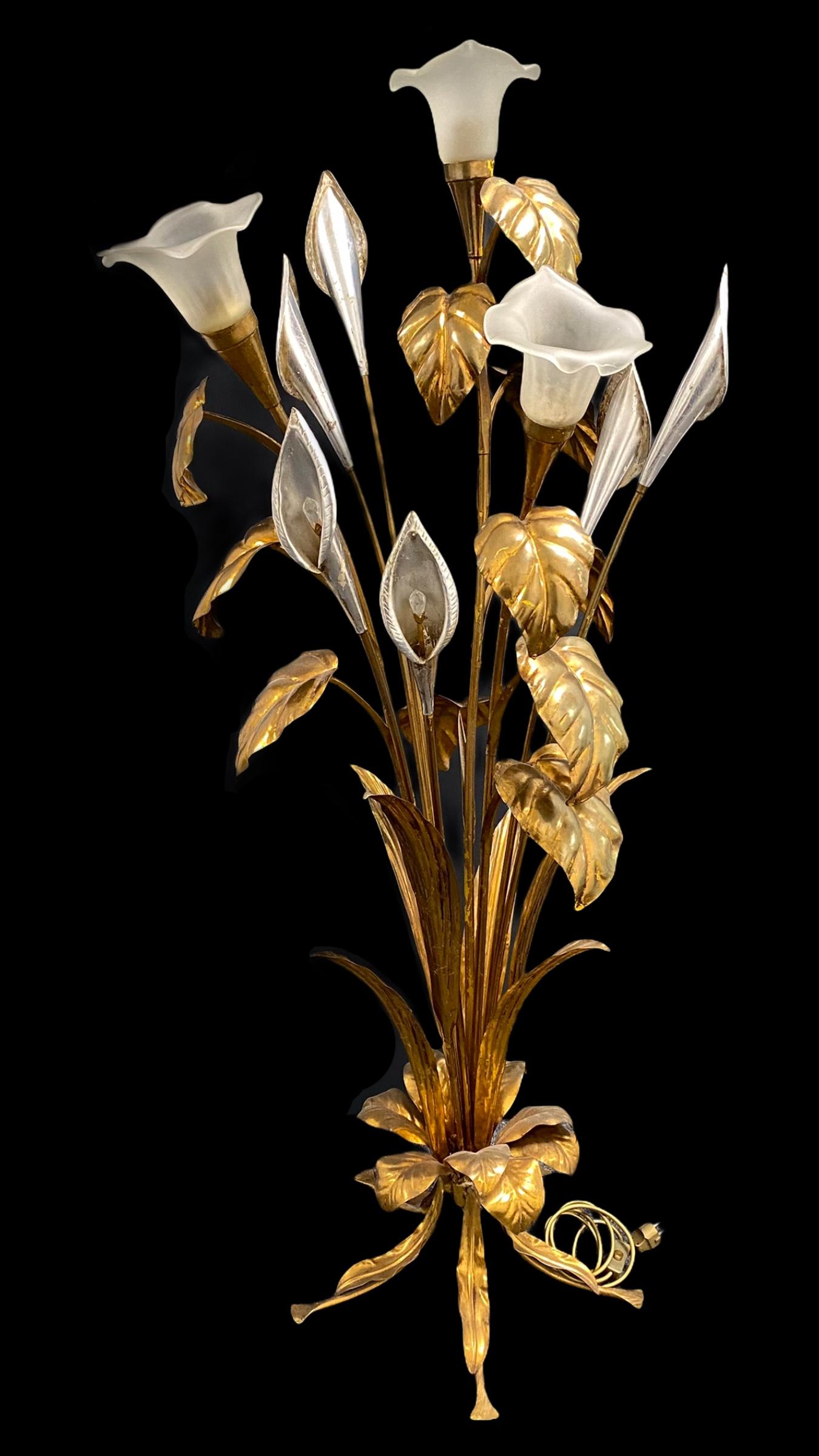 Magnifique lampadaire de grande taille représentant de grandes tiges et feuilles de fleurs. La lampe comporte une vue de têtes de fleurs de Calla, chacune avec un seul cristal taillé à l'intérieur. Il comporte trois têtes de fleur (abat-jour en