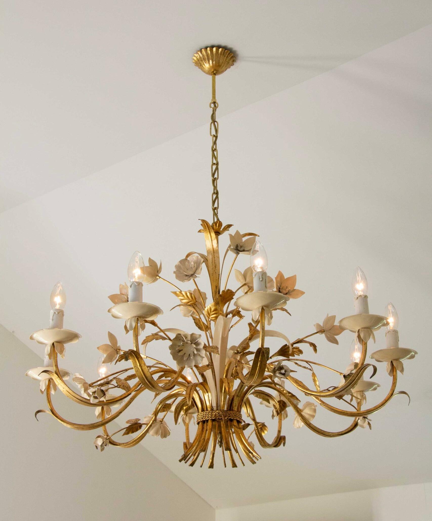 Gilded and white patinated Italian chandelier with 10 candle lamps.
Decorated with leaves and flowers, circa 1970.

Colour
gold / brass, white

Height fixture 21.6