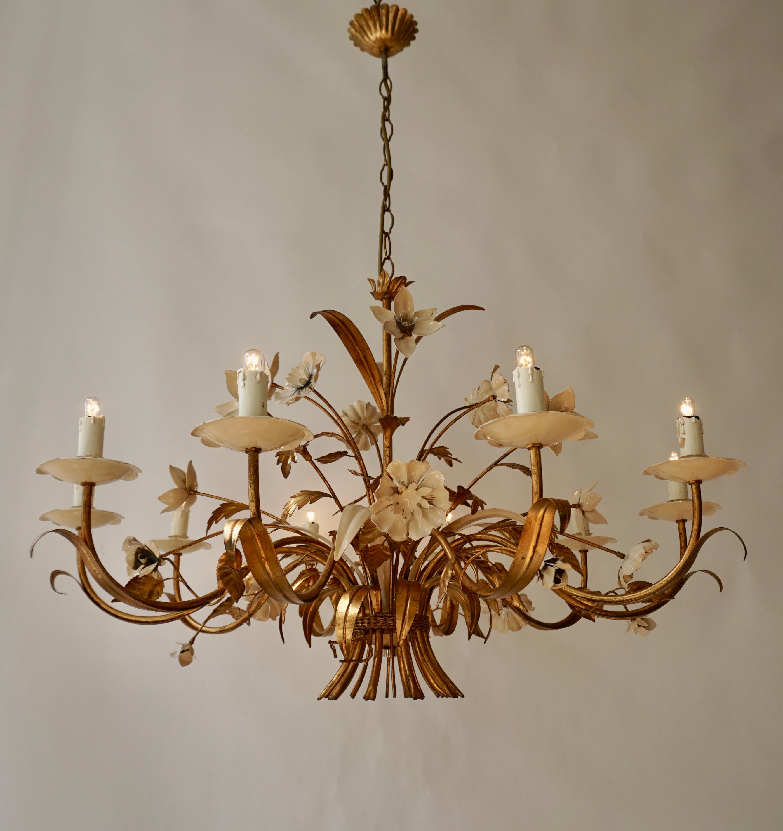 Gilt Gilded and White Patinated Italian Chandelier with 10 Candle Lamps For Sale