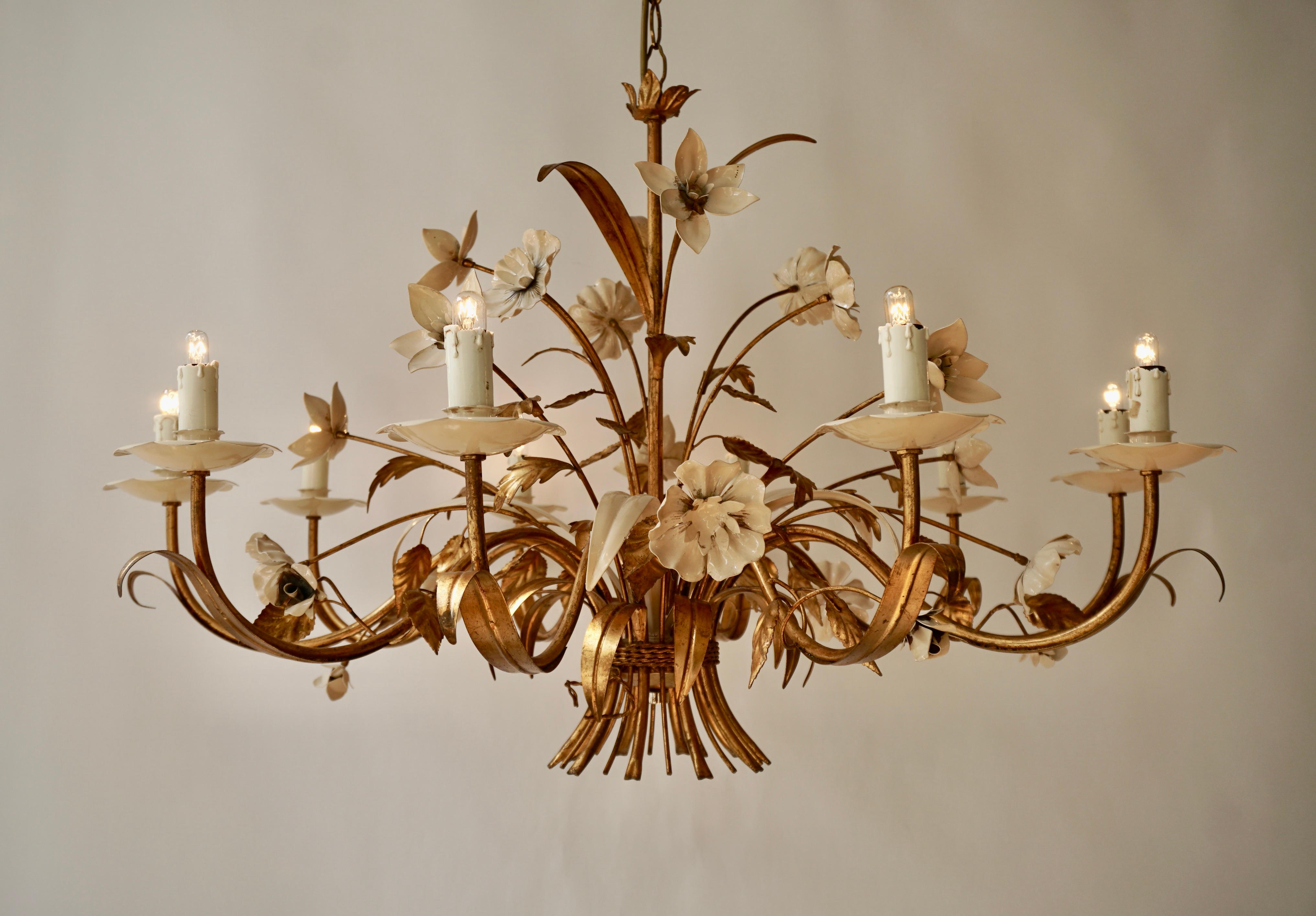 Gilded and White Patinated Italian Chandelier with 10 Candle Lamps In Good Condition For Sale In Antwerp, BE