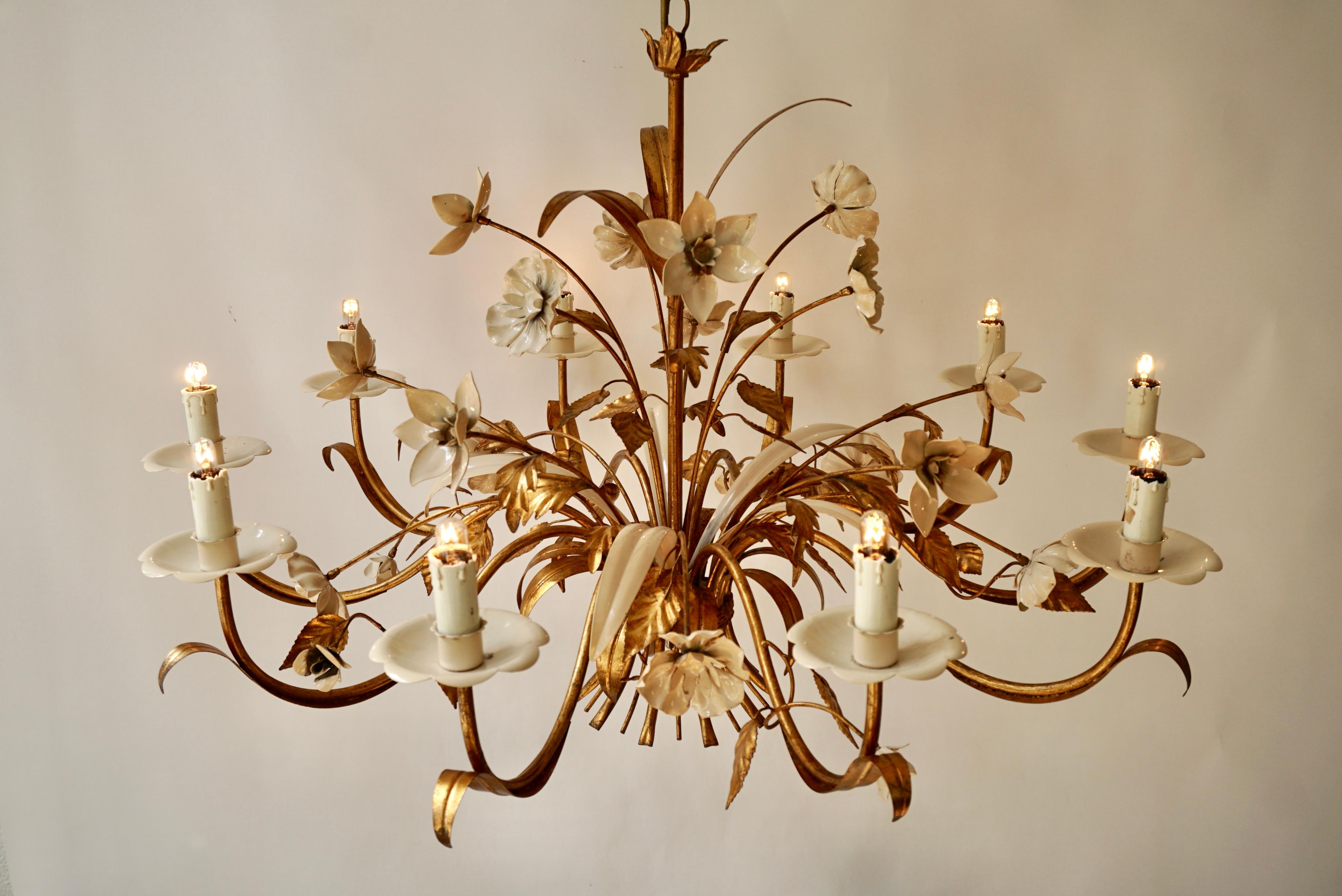 20th Century Gilded and White Patinated Italian Chandelier with 10 Candle Lamps For Sale
