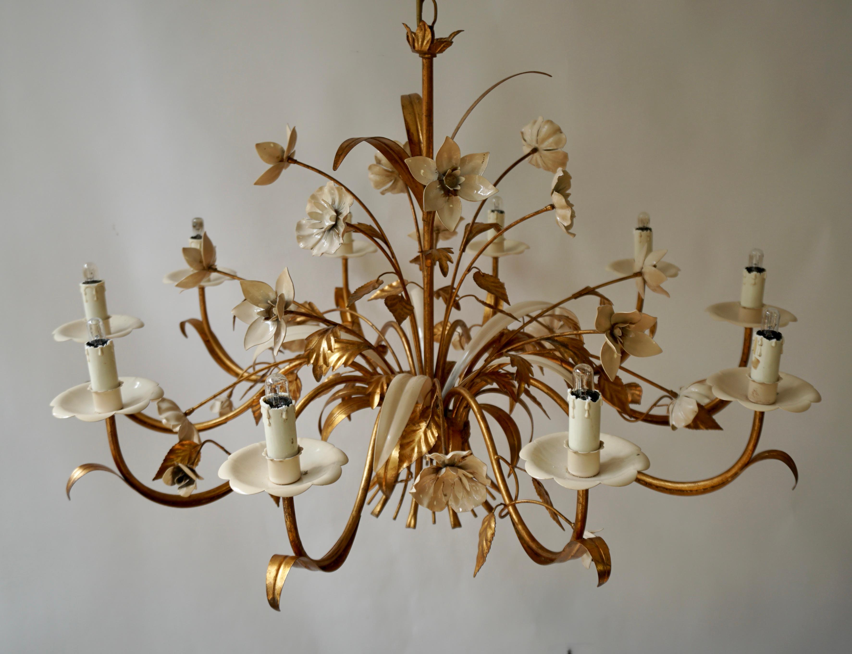 Brass Gilded and White Patinated Italian Chandelier with 10 Candle Lamps For Sale