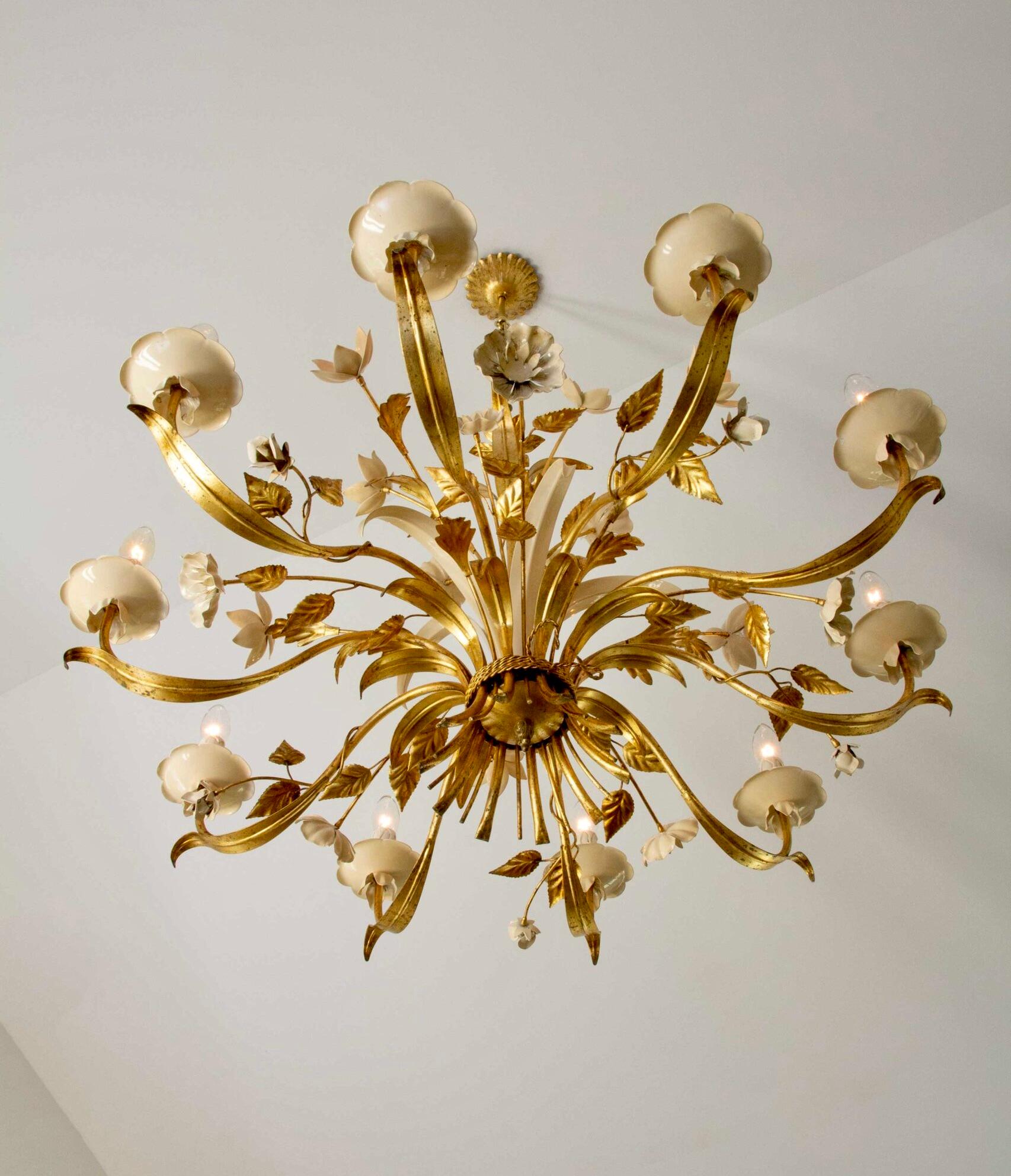 Gilded and White Patinated Italian Chandelier with 10 Candle Lamps For Sale 1