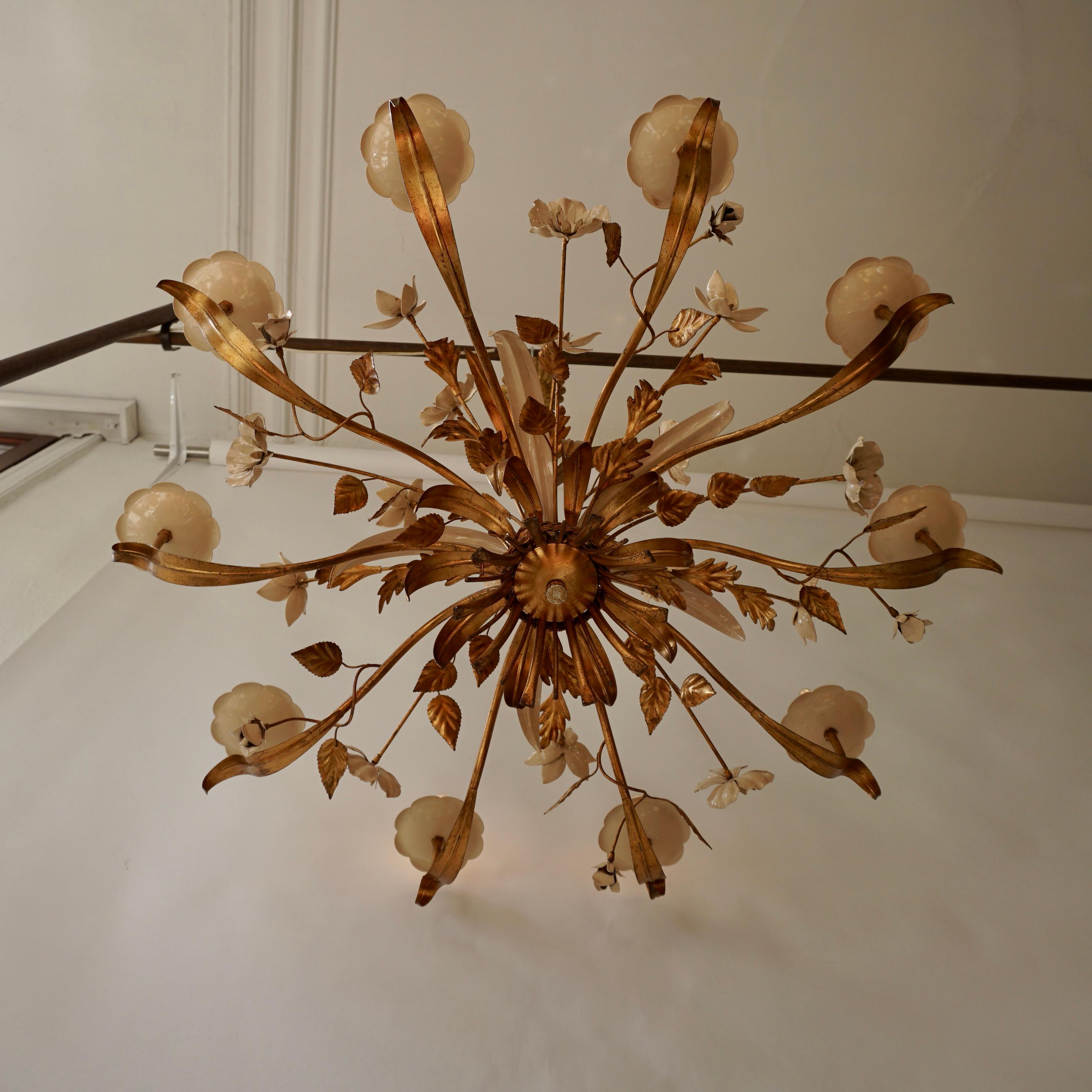 Gilded and White Patinated Italian Chandelier with 10 Candle Lamps For Sale 2
