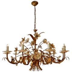 Lampadario italiano dorato e patinato bianco con 10 lampade a candela