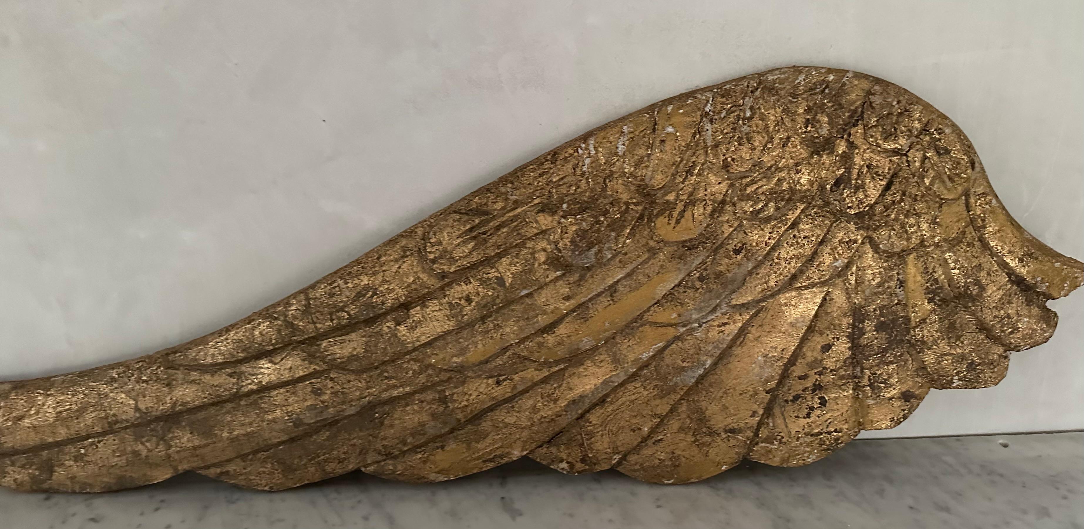 Impressionante ala d'angelo in foglia d'oro distorta.  È una meravigliosa scultura da parete, una scultura in rilievo o una scultura in piedi su cavalletto.  
Possiamo facilitare la realizzazione di uno stand secondo le tue specifiche.  Consulta una