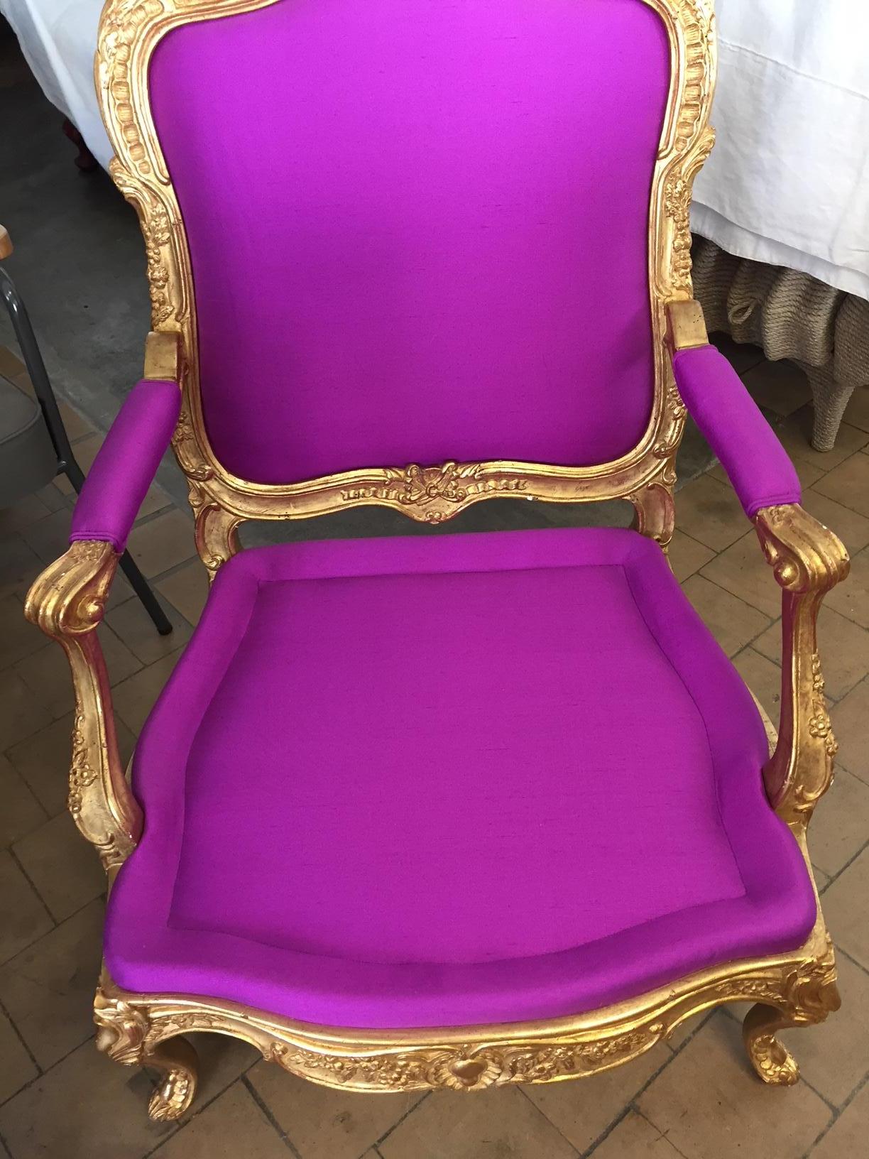 Vergoldeter Sessel im Louis-XVI-Stil mit handgewebter Seide in Farbe Orchidee  im Angebot 6