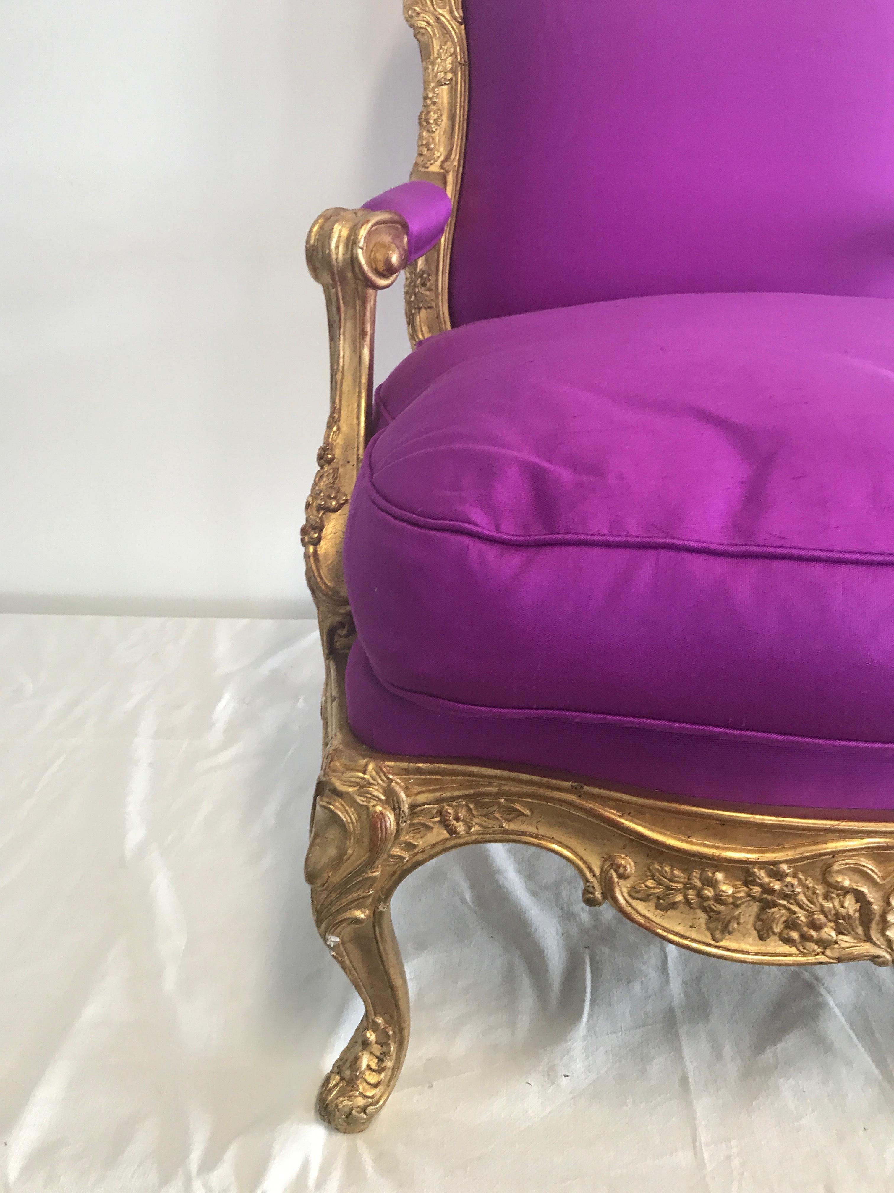Armchair in the style of Louis XVI, new upholstery with hand woven silk color orchid, loose seat cushion, seat cushion filling new dawns, back height 102cm, seat height 49cm, width 82cm, seat depth 64cm.
Very good condition, minor loses.