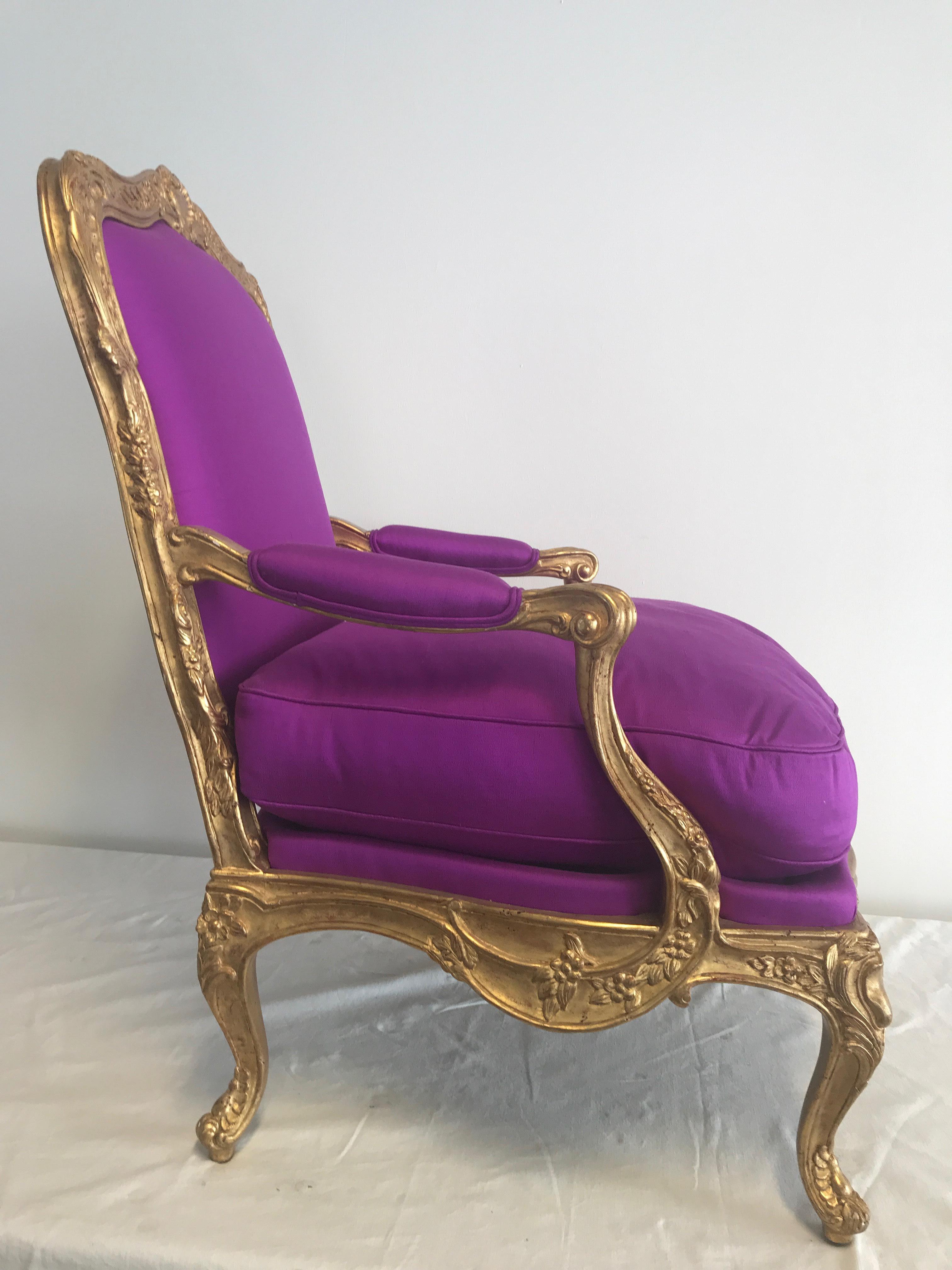 Vergoldeter Sessel im Louis-XVI-Stil mit handgewebter Seide in Farbe Orchidee  (Handgeschnitzt) im Angebot