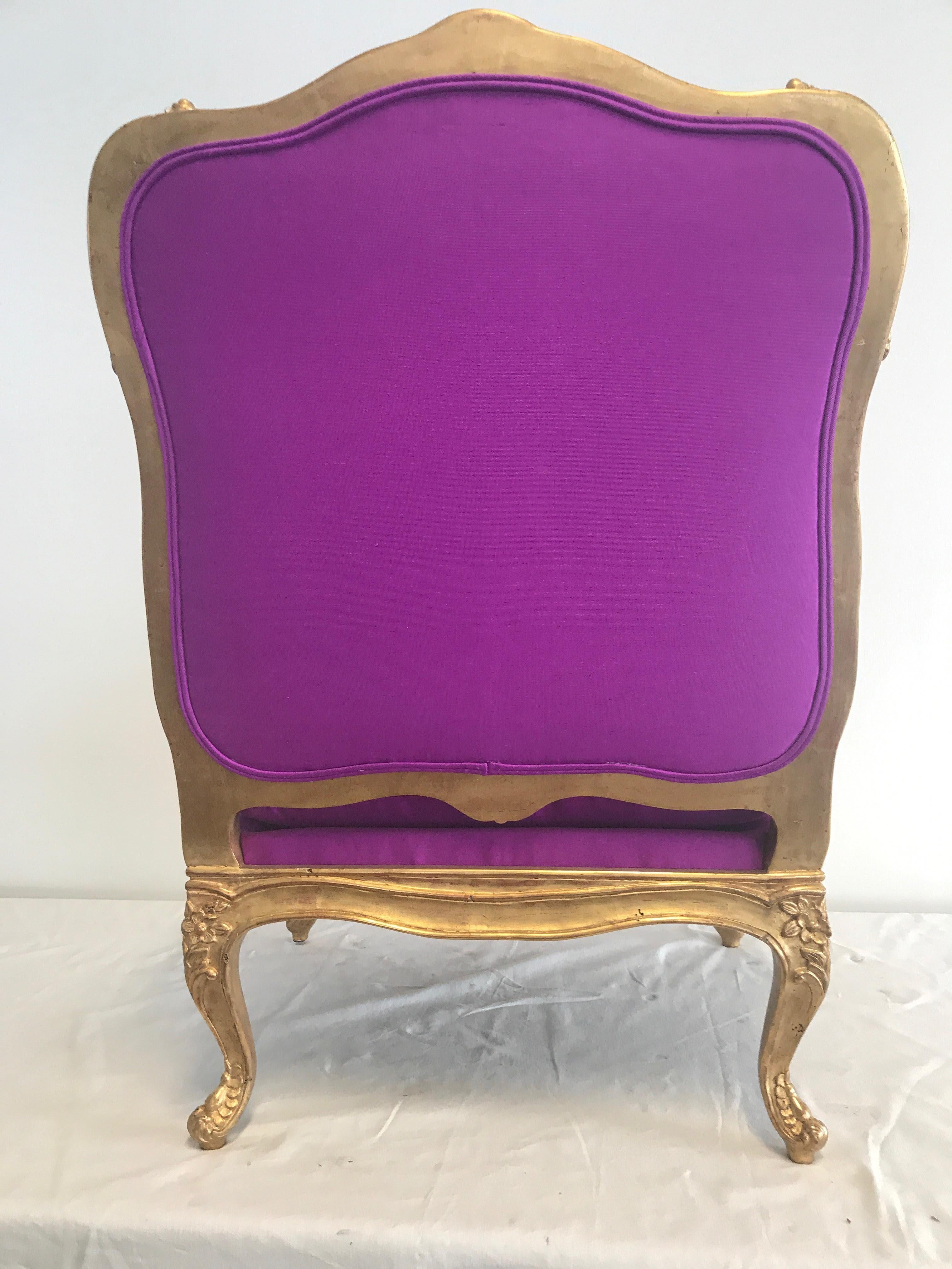 Vergoldeter Sessel im Louis-XVI-Stil mit handgewebter Seide in Farbe Orchidee  (Ende des 20. Jahrhunderts) im Angebot