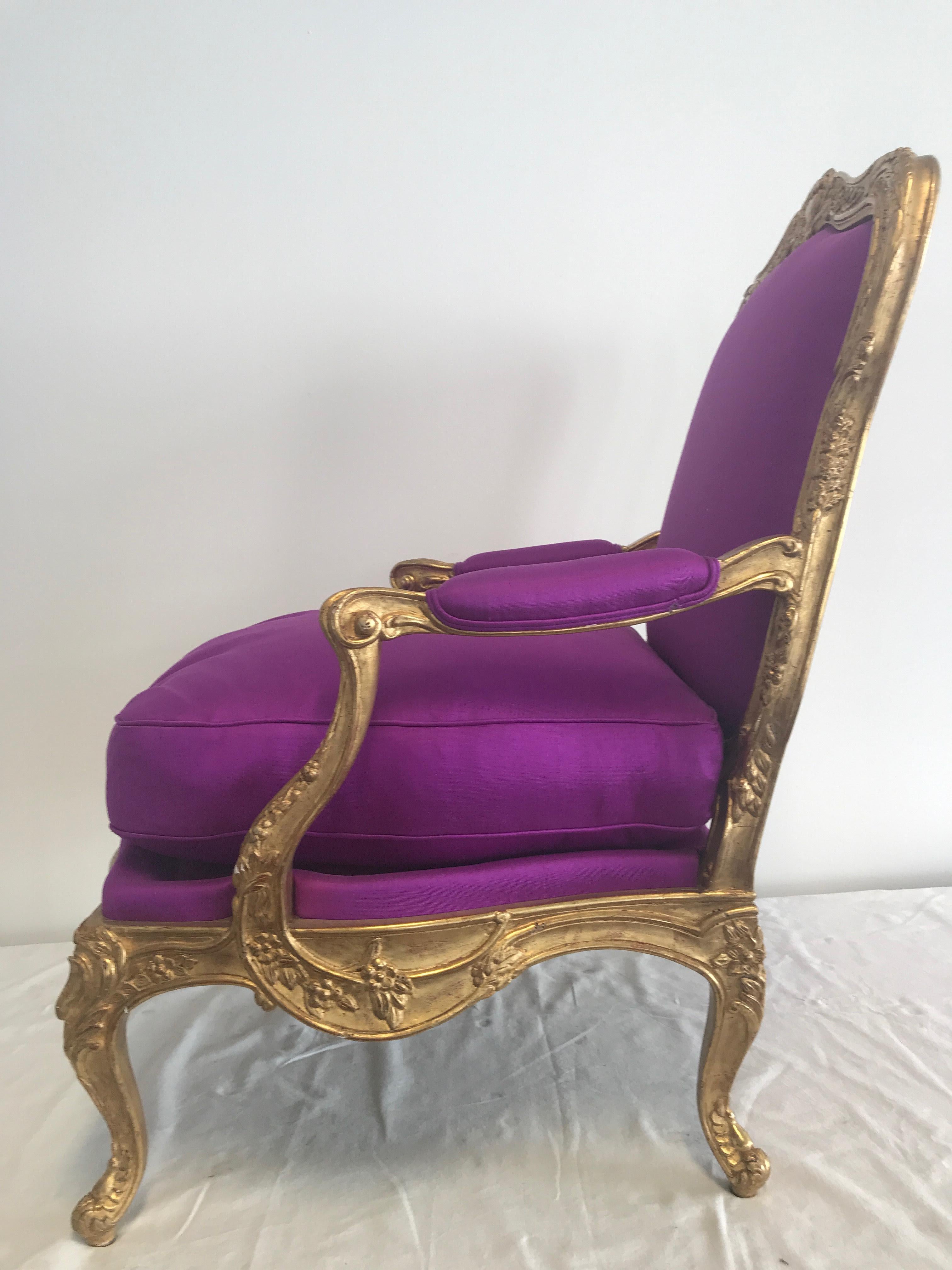 Vergoldeter Sessel im Louis-XVI-Stil mit handgewebter Seide in Farbe Orchidee  (Holz) im Angebot