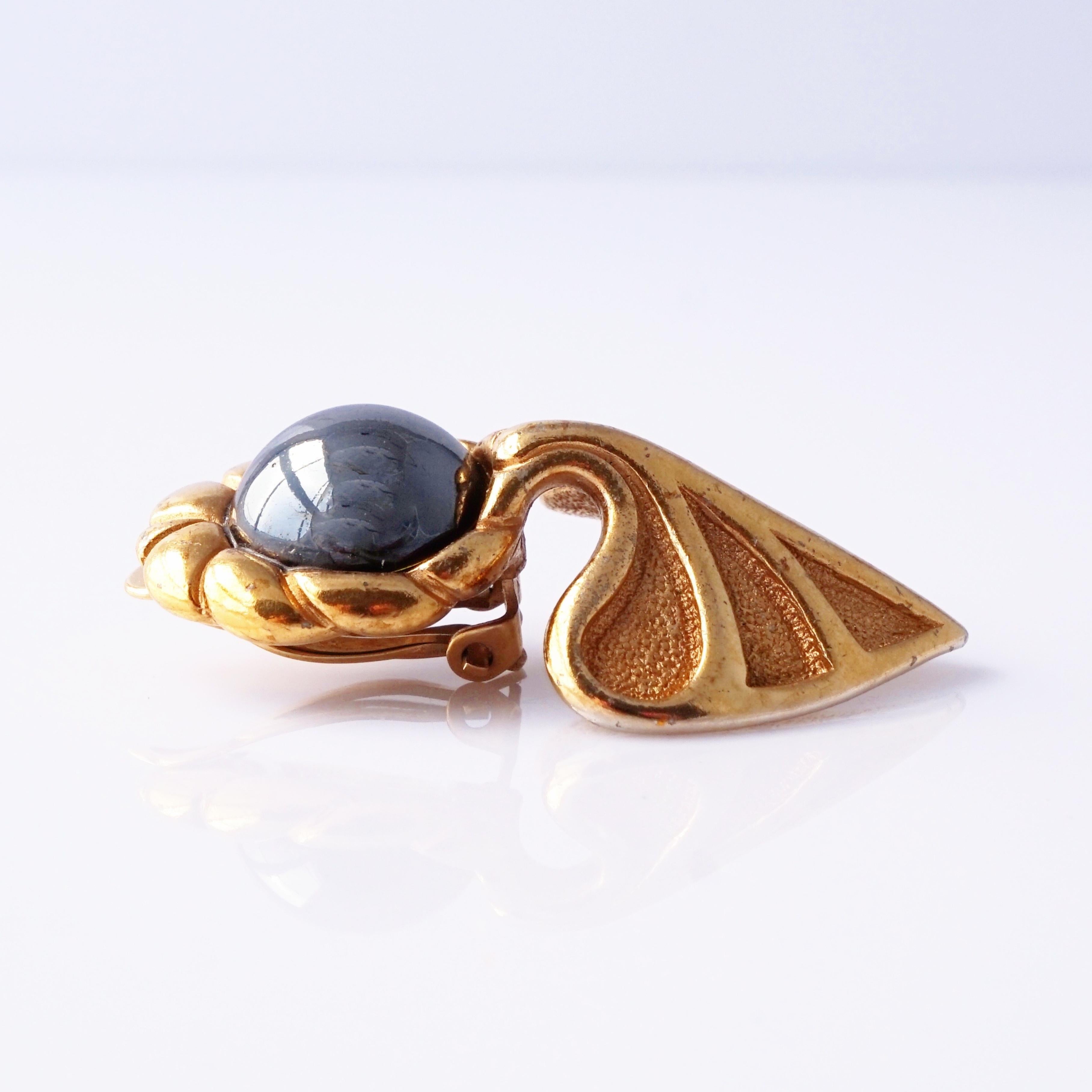 Moderno Orecchini a foglia dorati Art Deco con cabochon di ematite di Guy Laroche, anni '80 in vendita