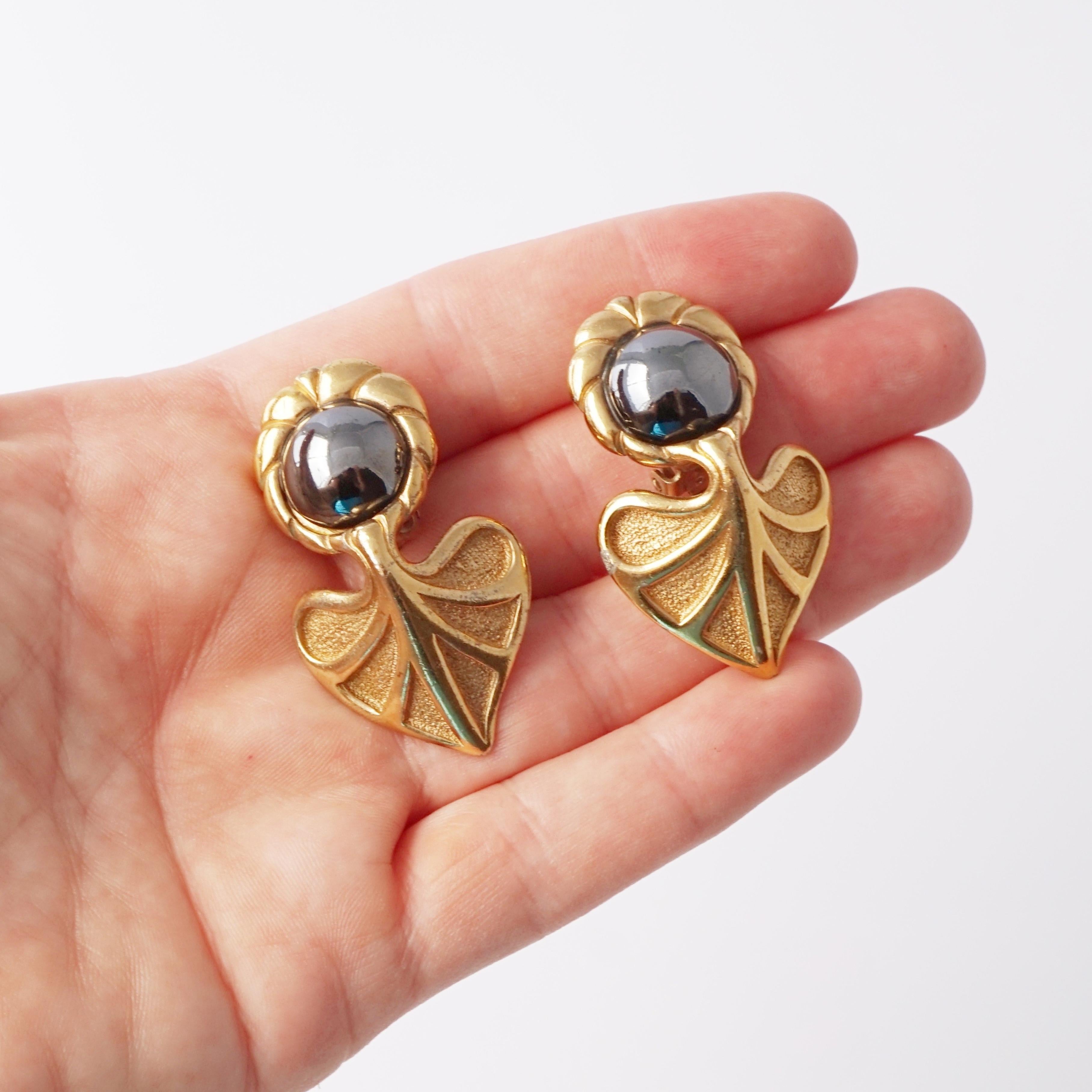Donna Orecchini a foglia dorati Art Deco con cabochon di ematite di Guy Laroche, anni '80 in vendita