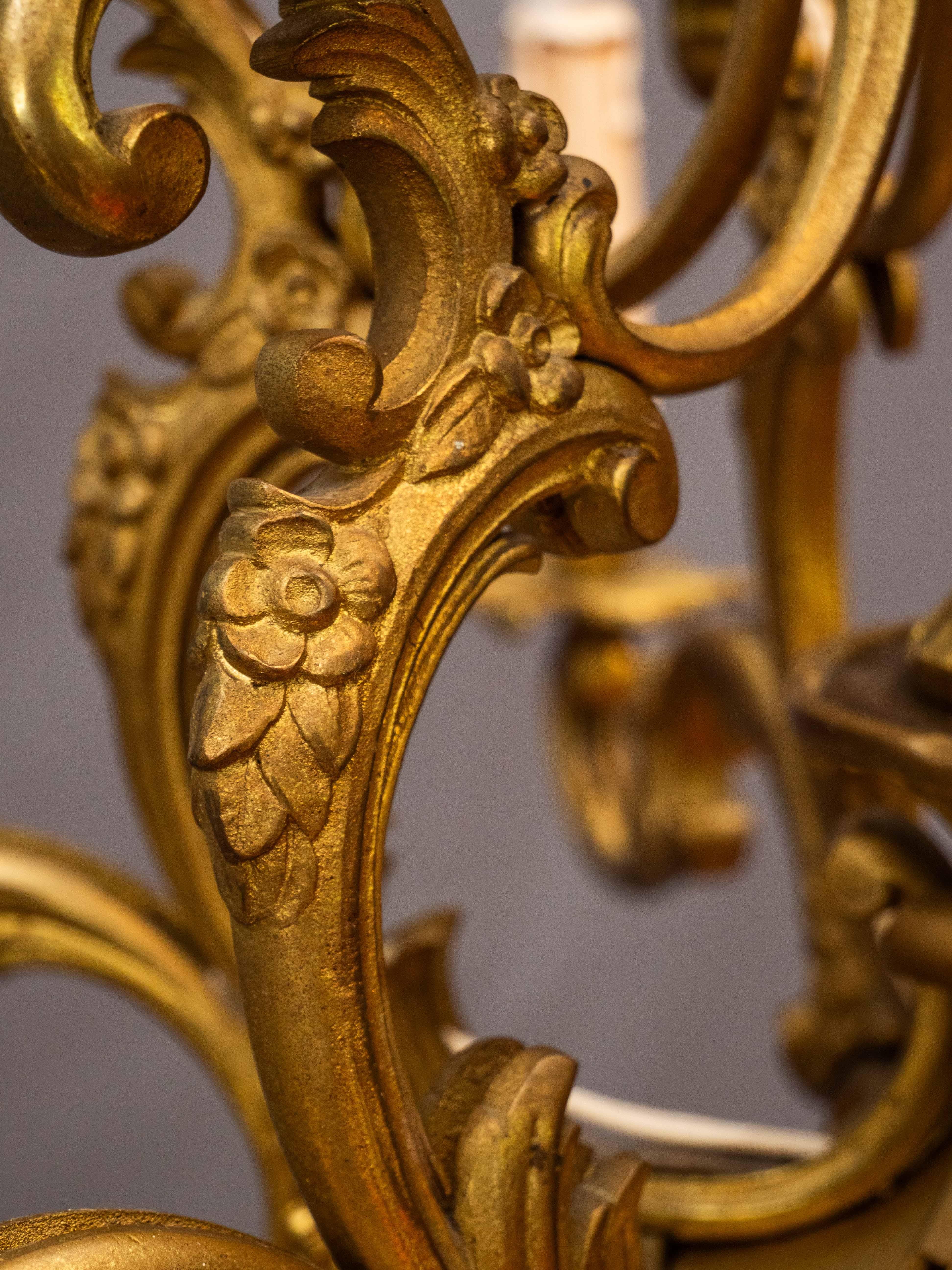 Un grand lustre en bronze des ateliers de la Maison Lucien Gau Paris en vente 3