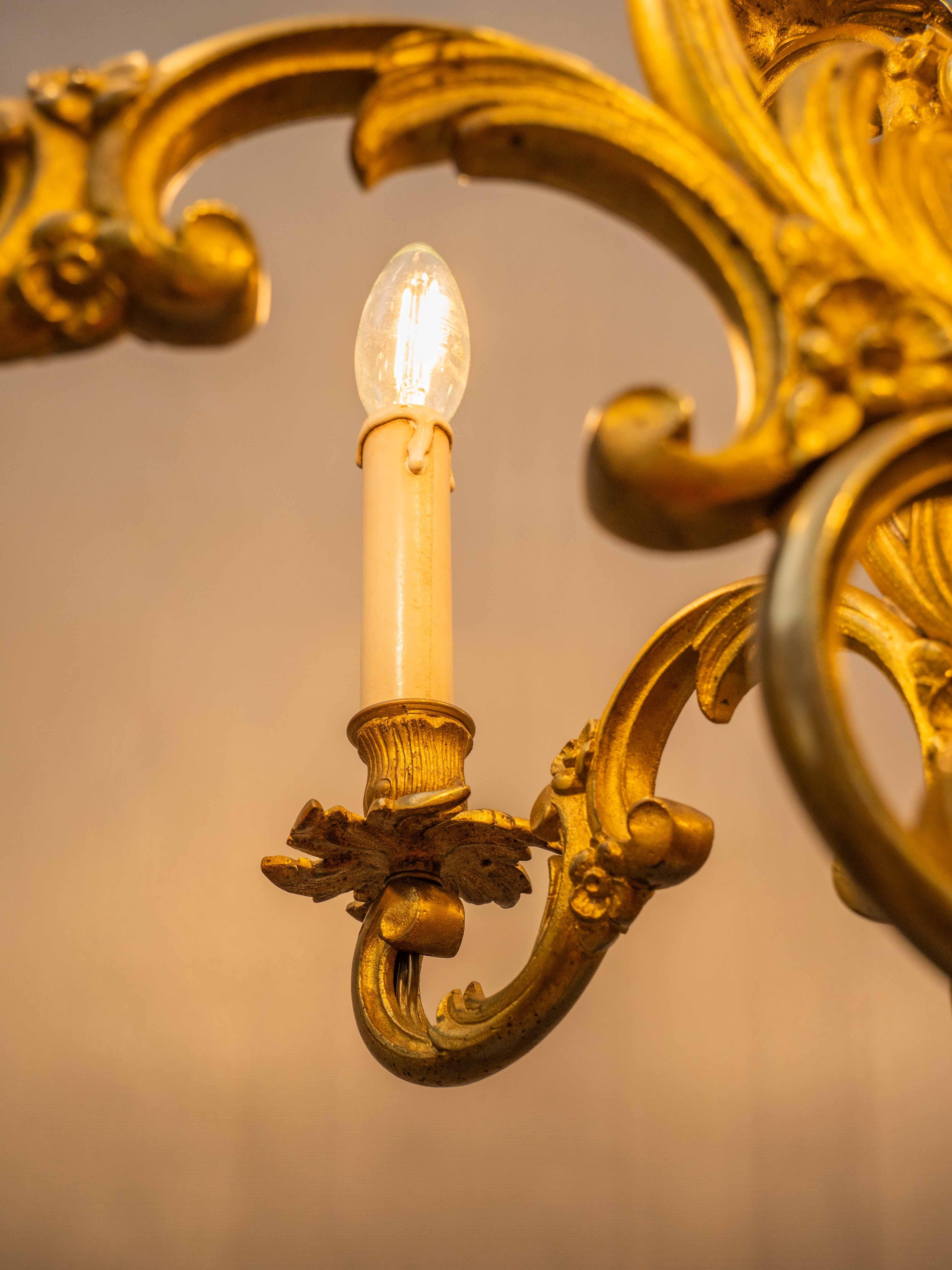 Un grand lustre en bronze des ateliers de la Maison Lucien Gau Paris en vente 7