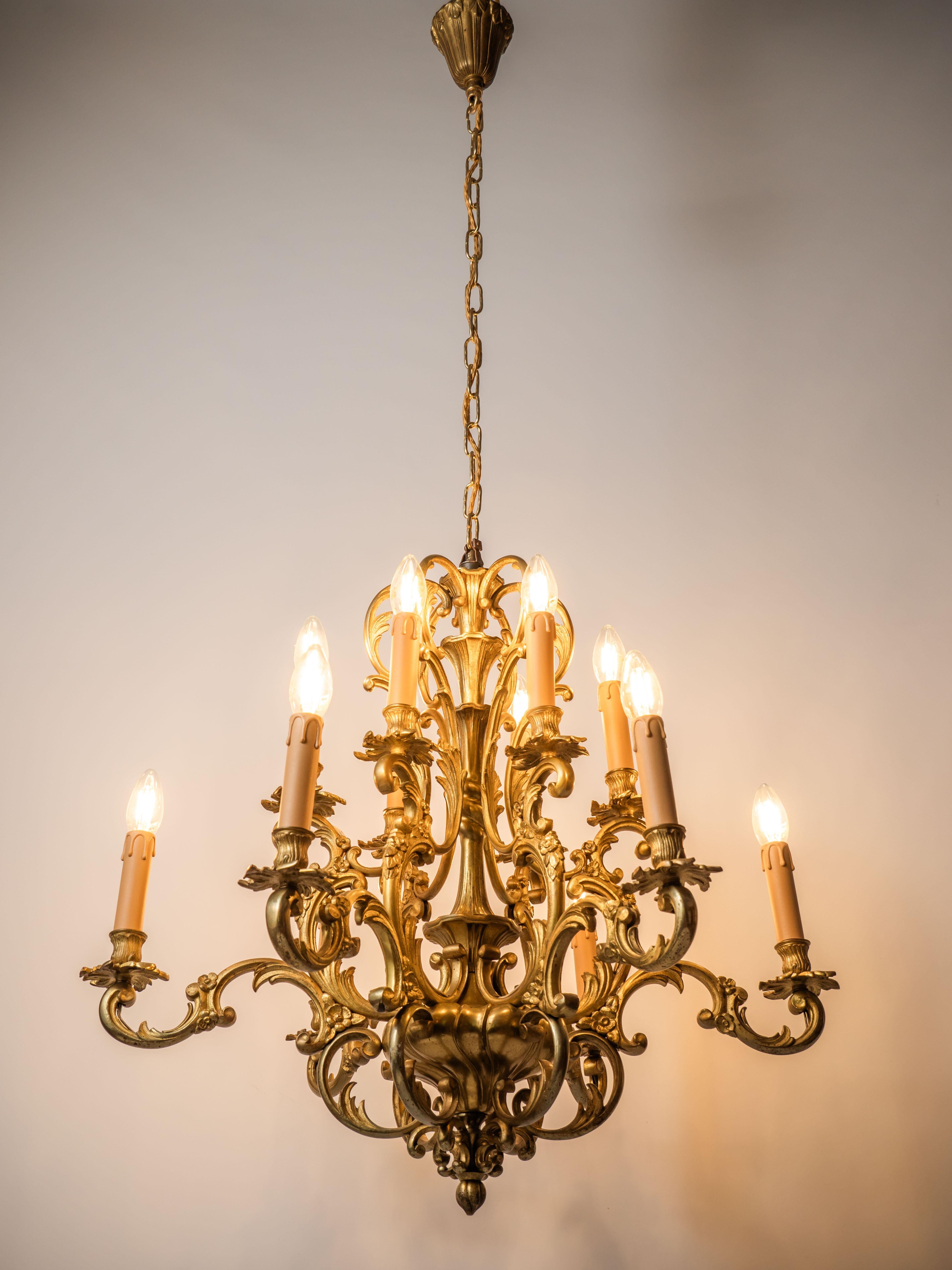 Un grand lustre en bronze des ateliers de la Maison Lucien Gau Paris en vente 9