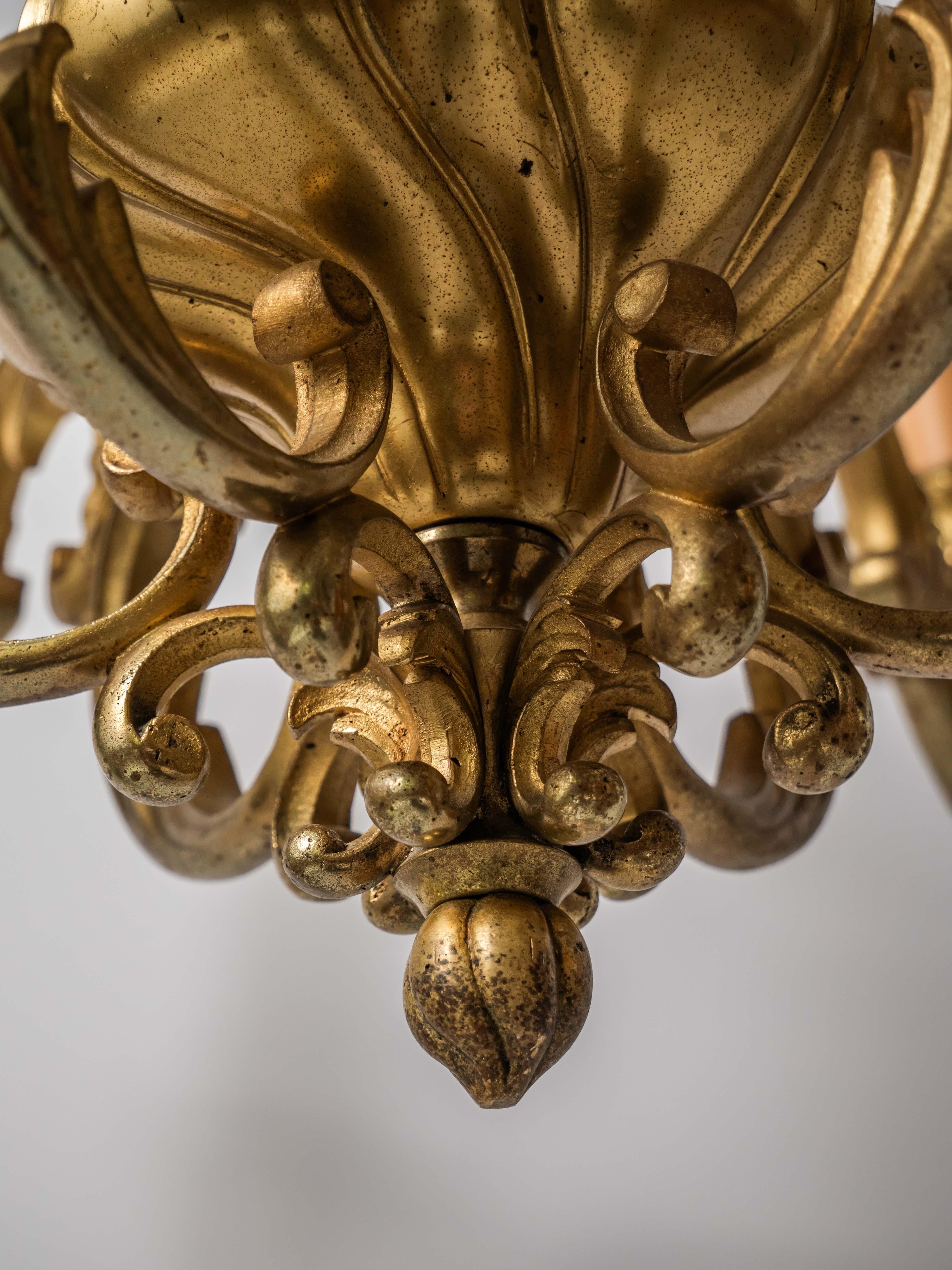 Un grand lustre en bronze des ateliers de la Maison Lucien Gau Paris en vente 10