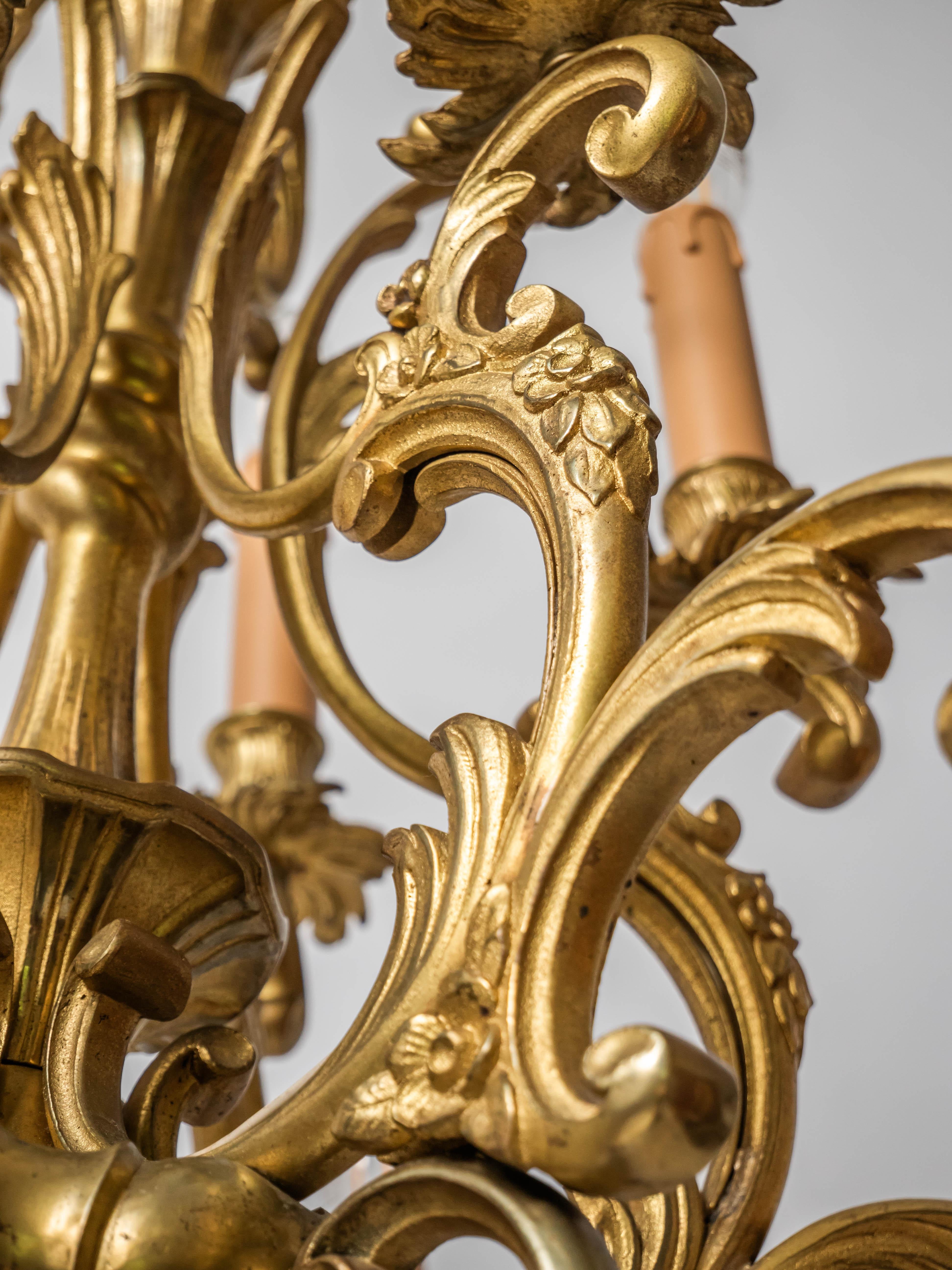 Un grand lustre en bronze des ateliers de la Maison Lucien Gau Paris en vente 11