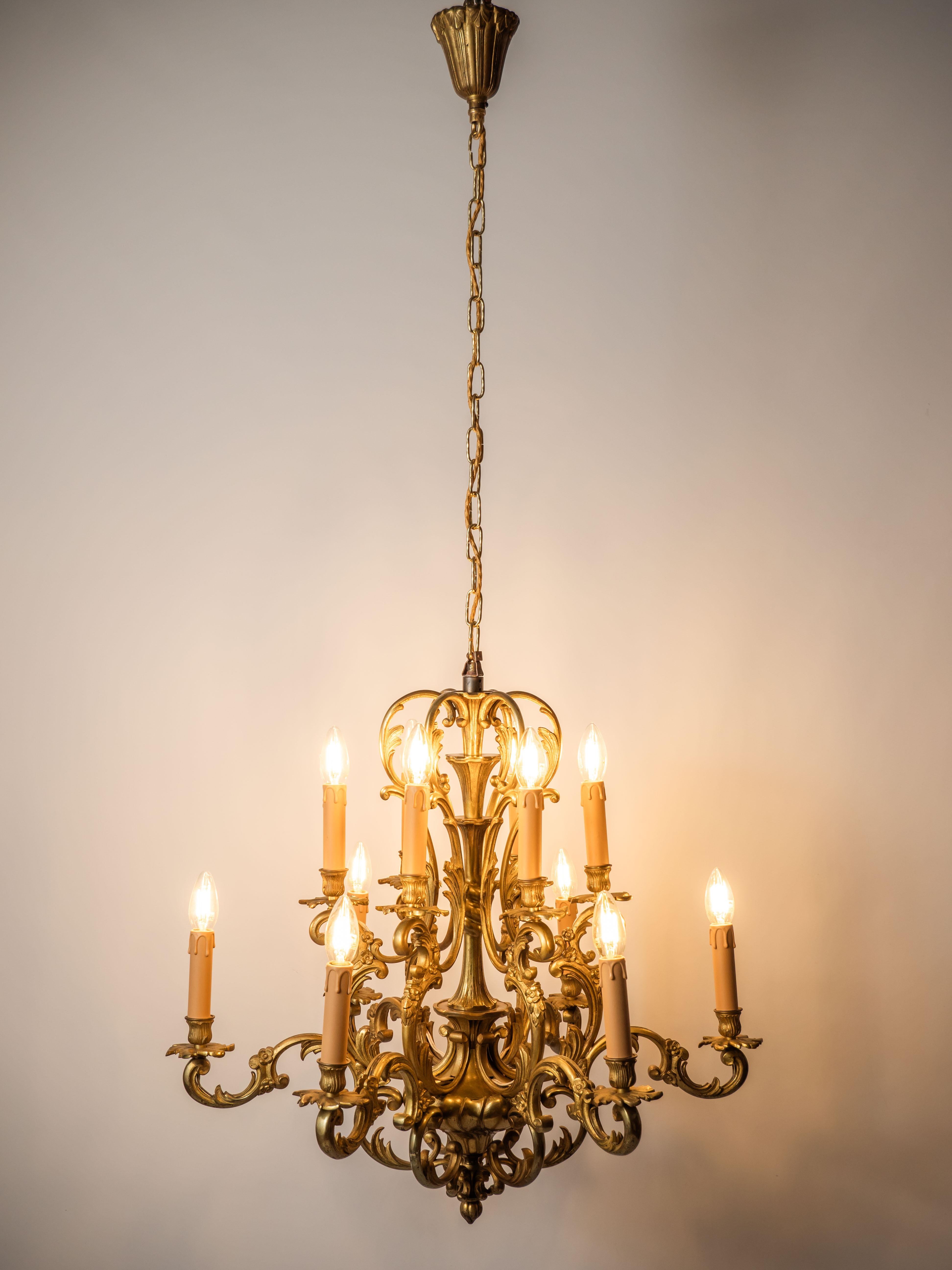 Un grand lustre en bronze des ateliers de la Maison Lucien Gau Paris en vente 12