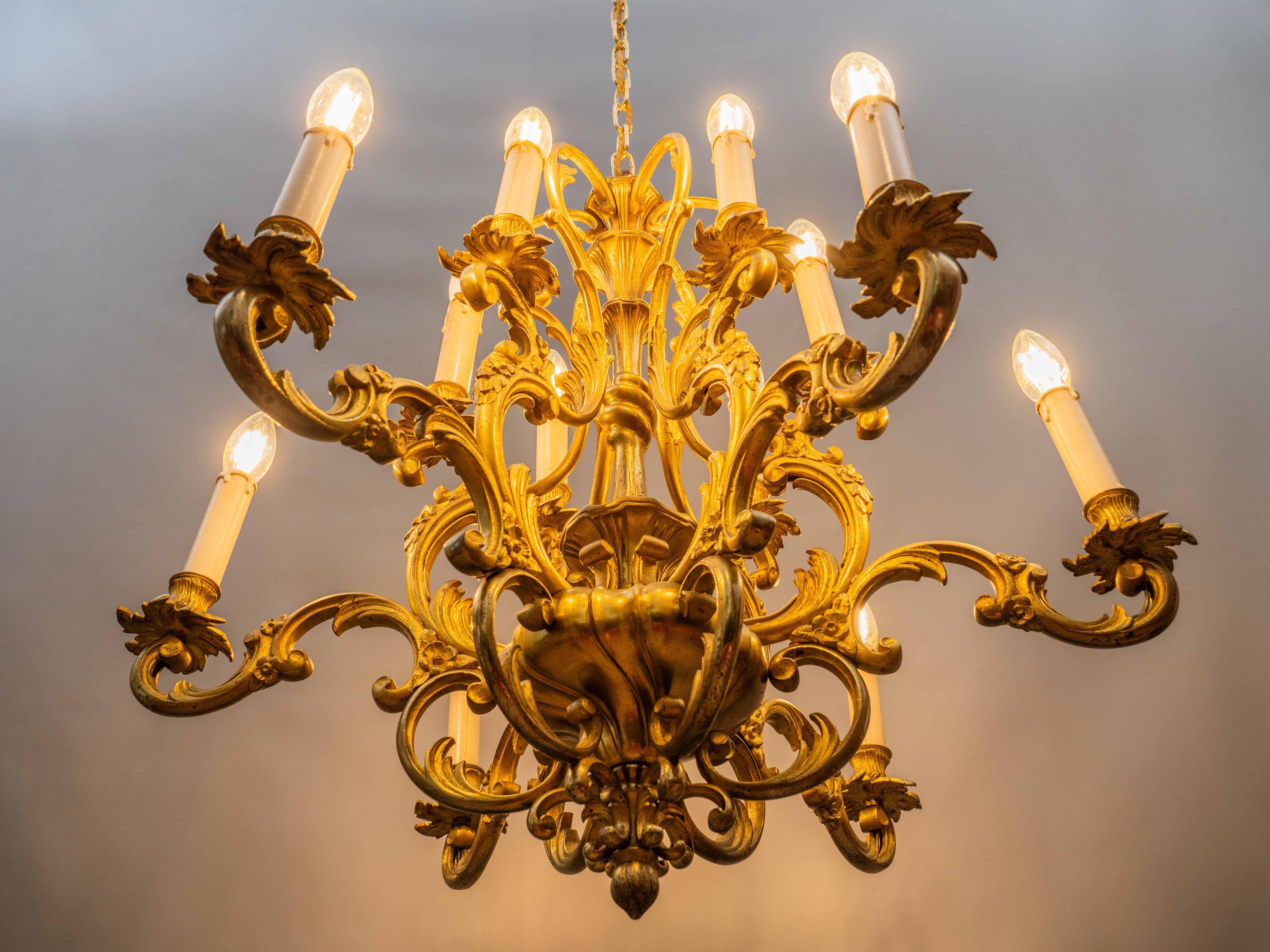 Européen Un grand lustre en bronze des ateliers de la Maison Lucien Gau Paris en vente