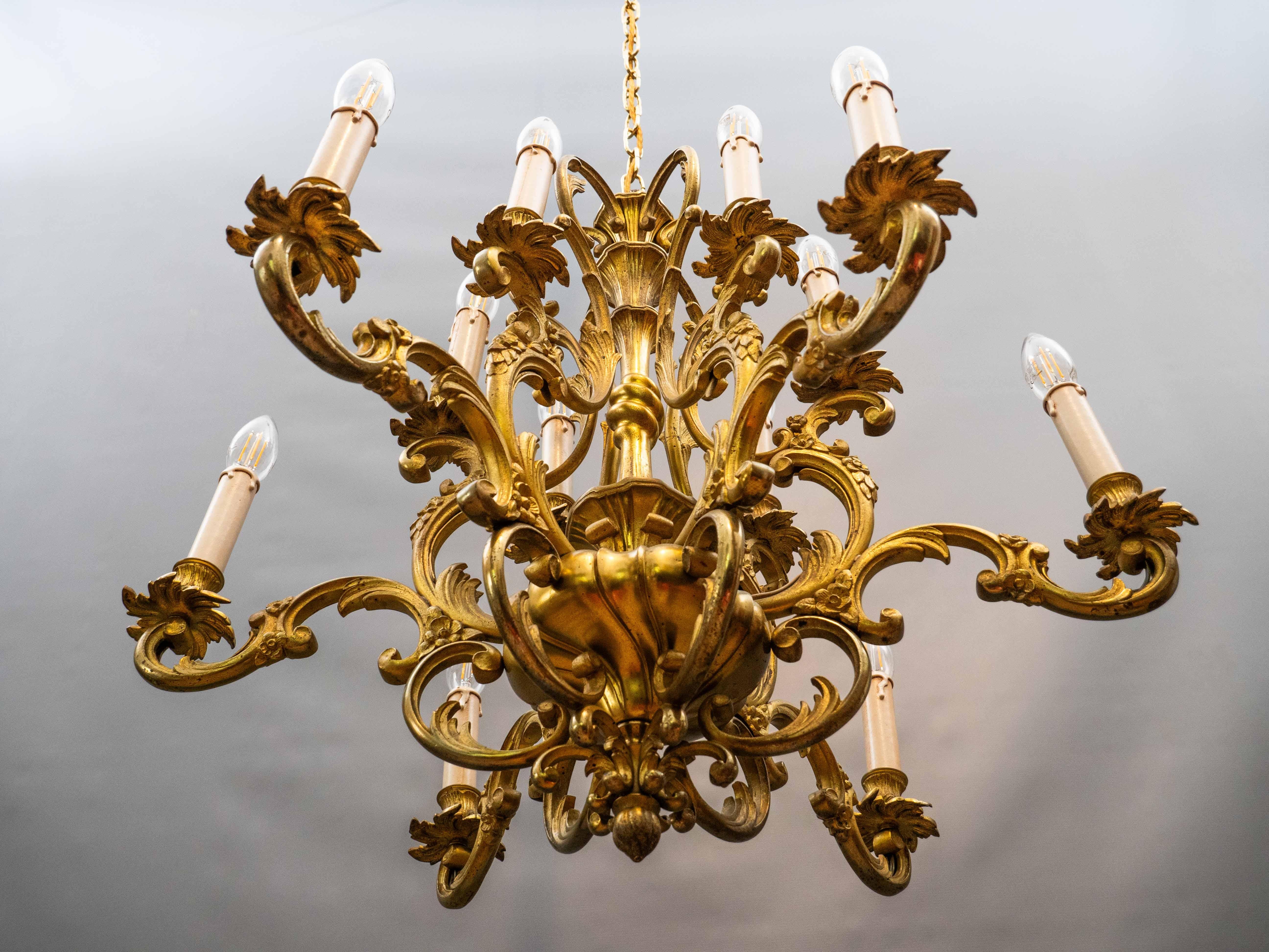 Doré Un grand lustre en bronze des ateliers de la Maison Lucien Gau Paris en vente