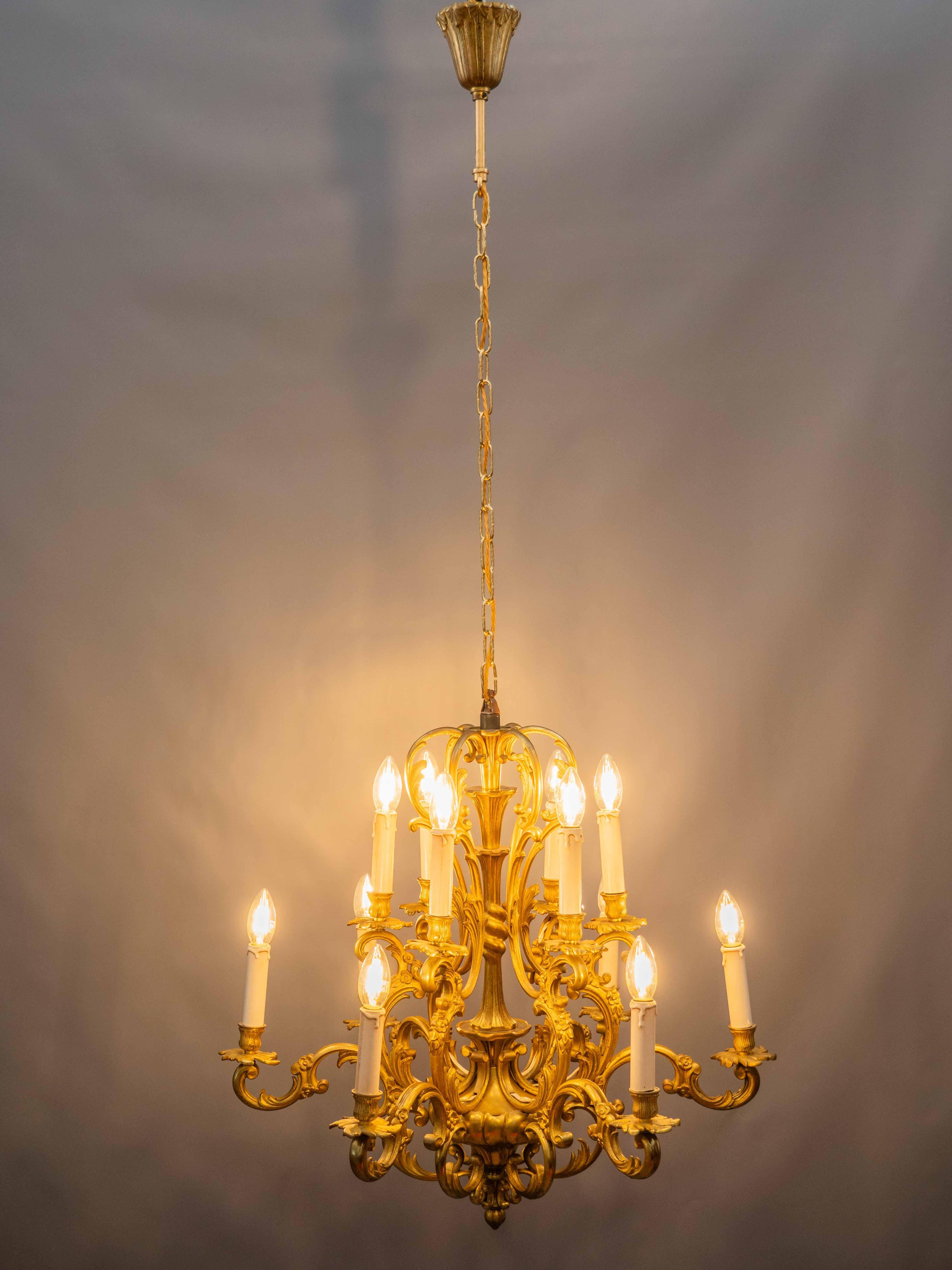 Un grand lustre en bronze des ateliers de la Maison Lucien Gau Paris Bon état - En vente à STRAČOV, CZ