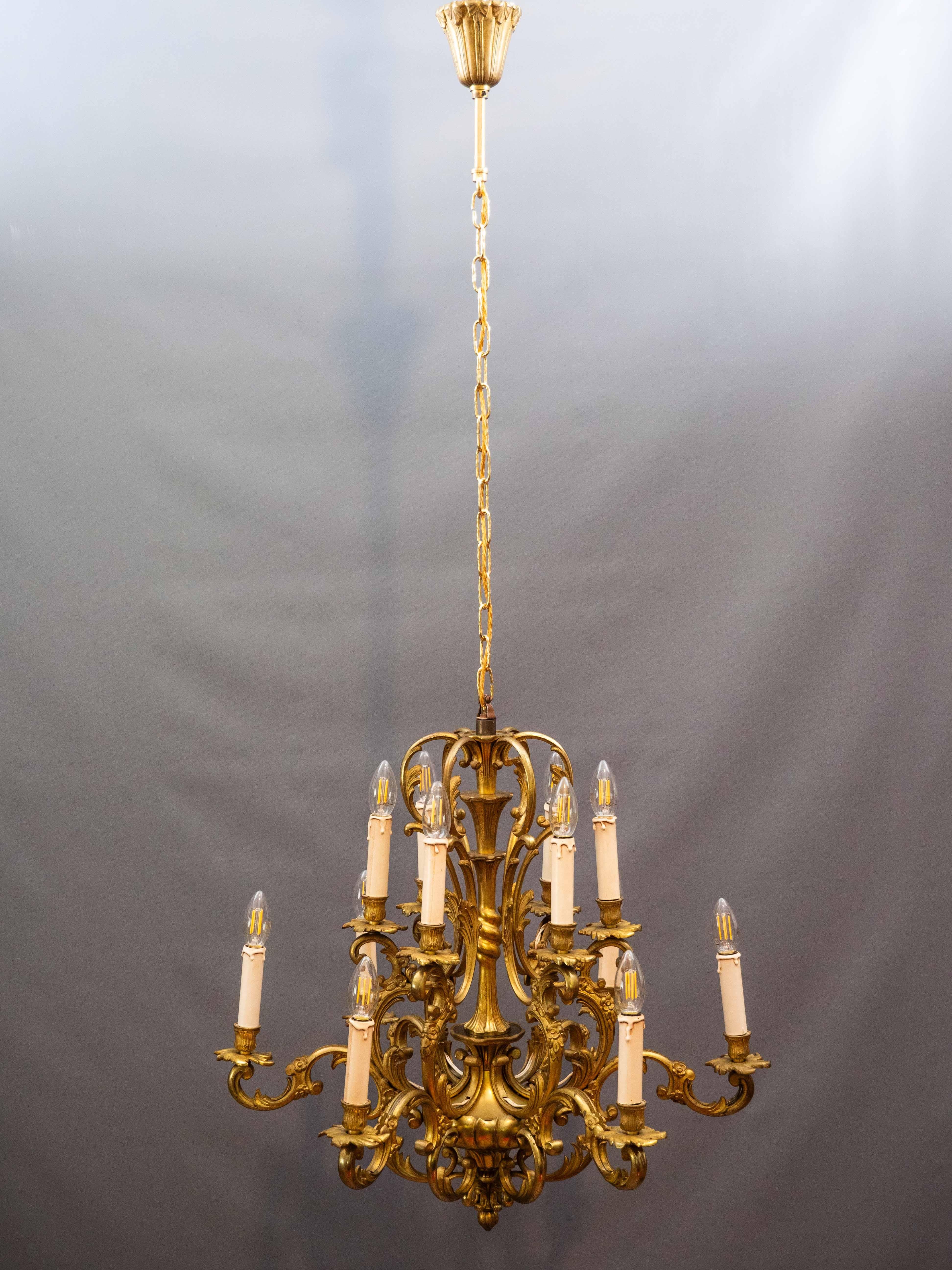 Début du 20ème siècle Un grand lustre en bronze des ateliers de la Maison Lucien Gau Paris en vente