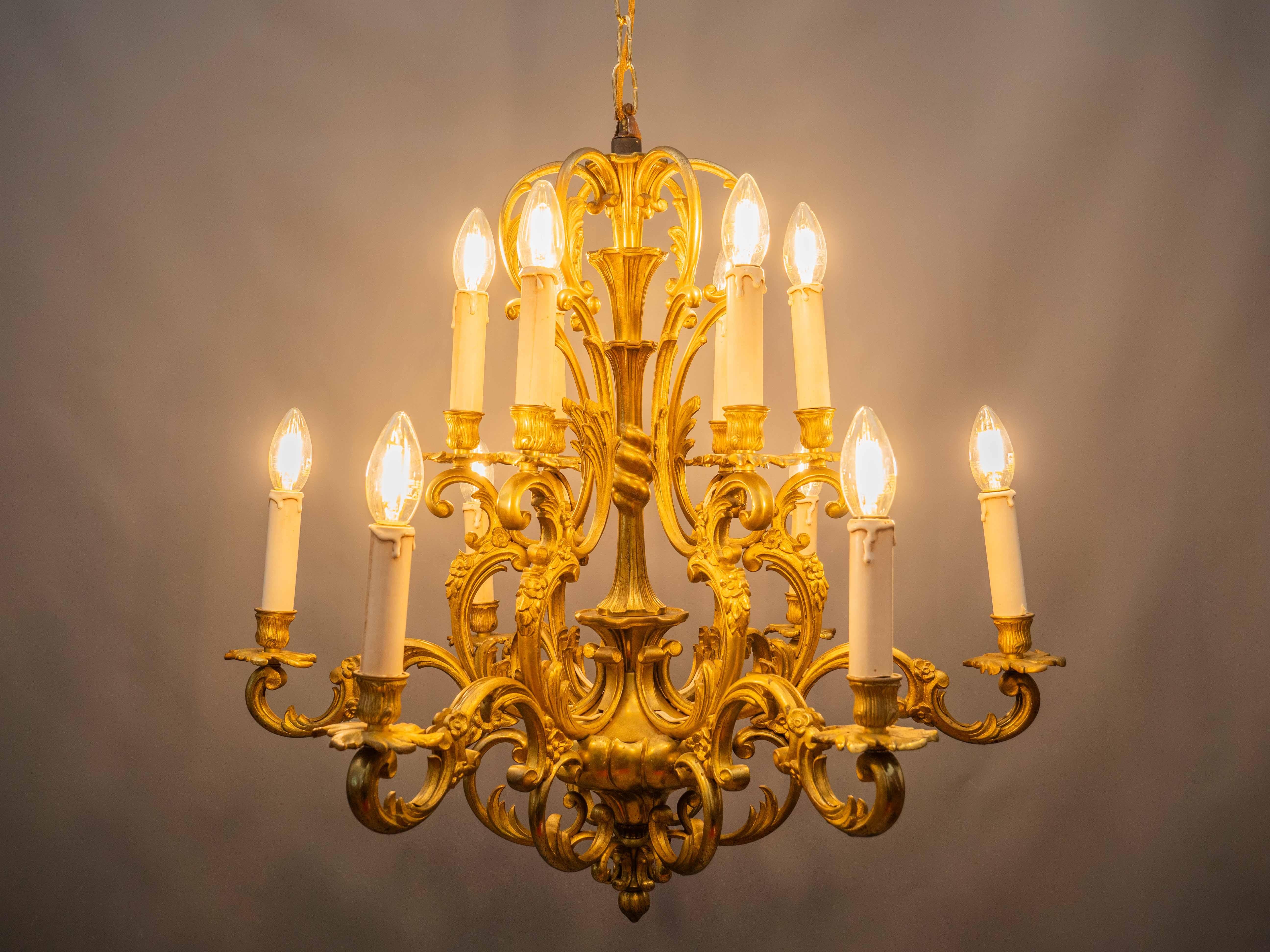 Métal Un grand lustre en bronze des ateliers de la Maison Lucien Gau Paris en vente