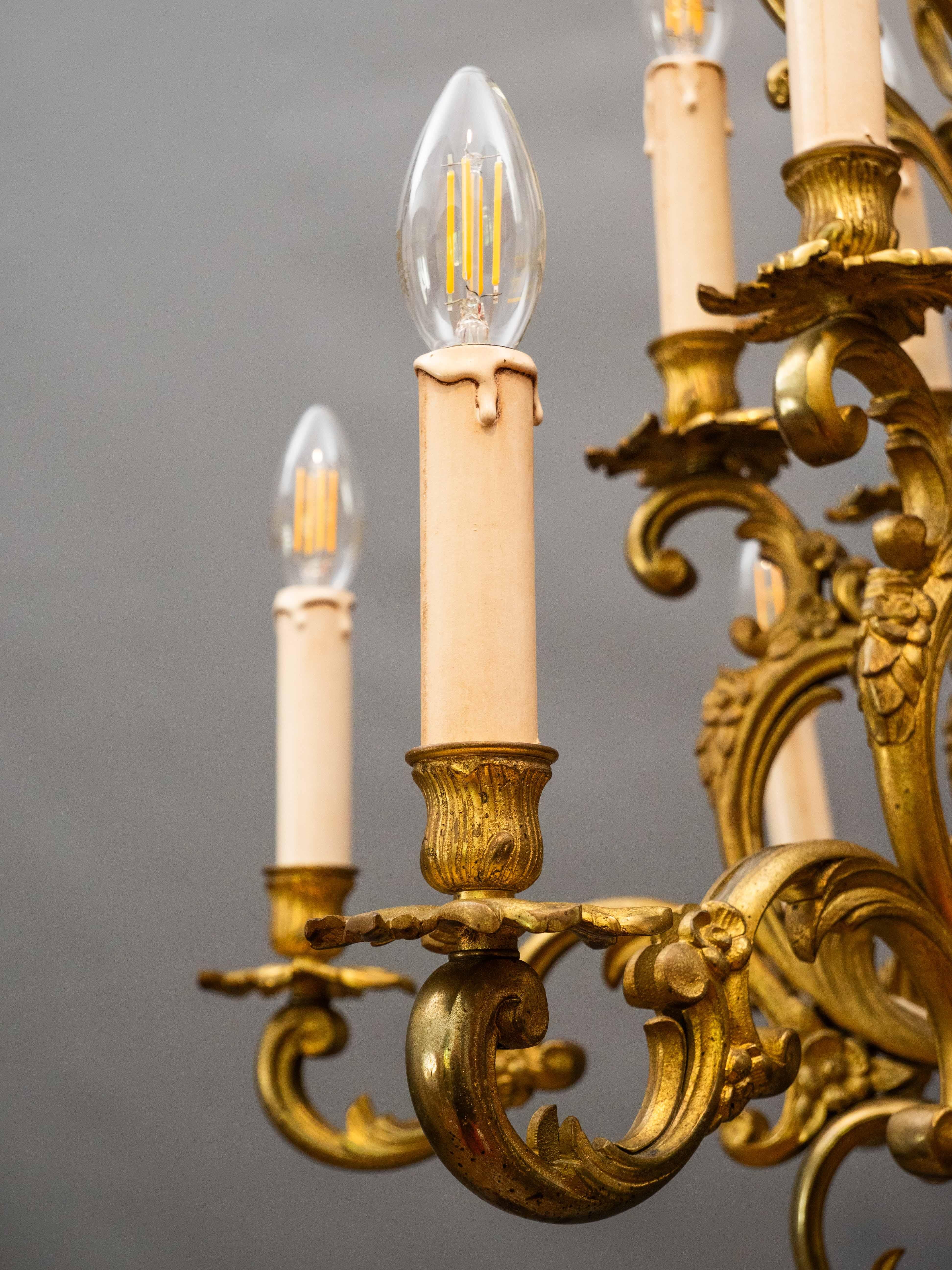 Un grand lustre en bronze des ateliers de la Maison Lucien Gau Paris en vente 1