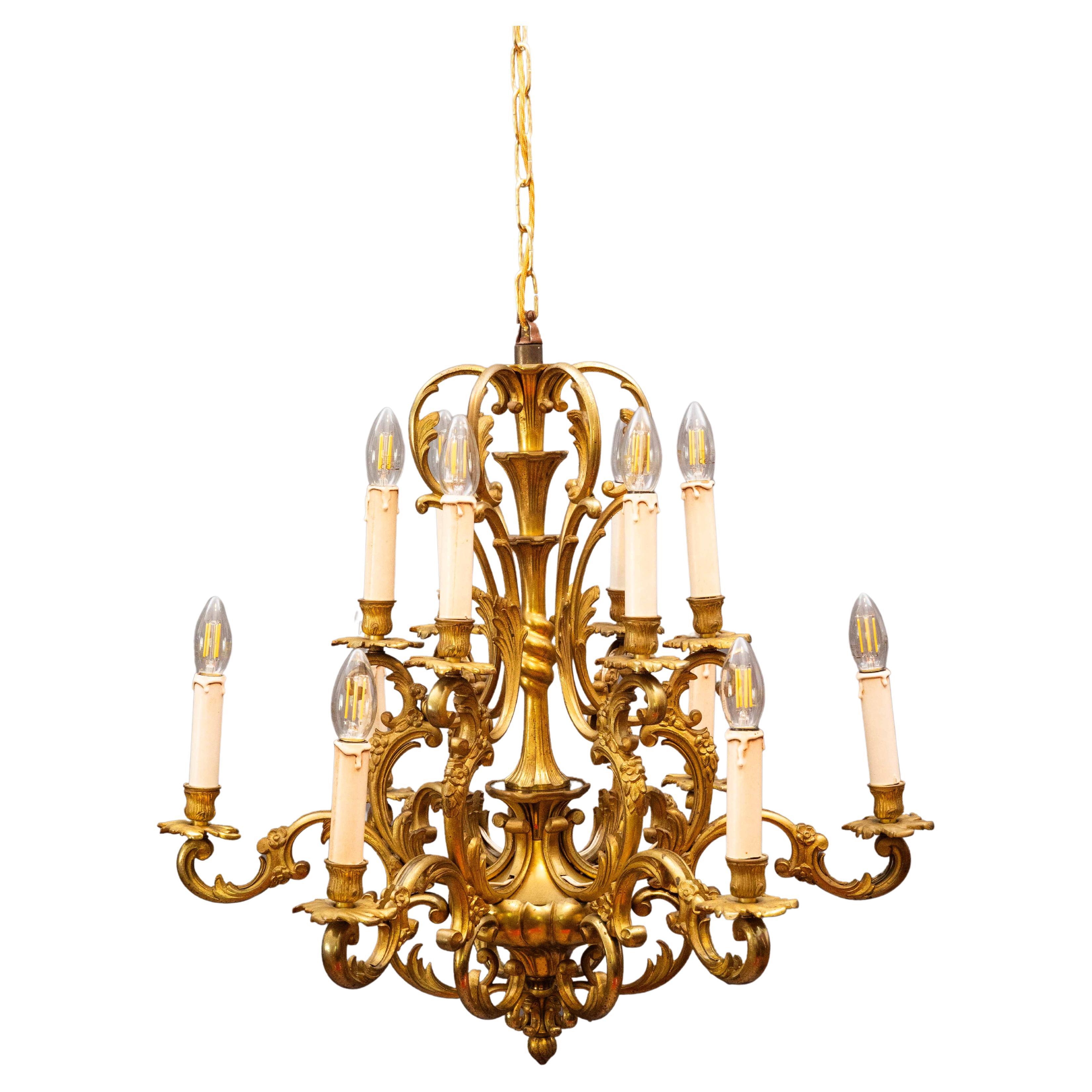 Un grand lustre en bronze des ateliers de la Maison Lucien Gau Paris en vente